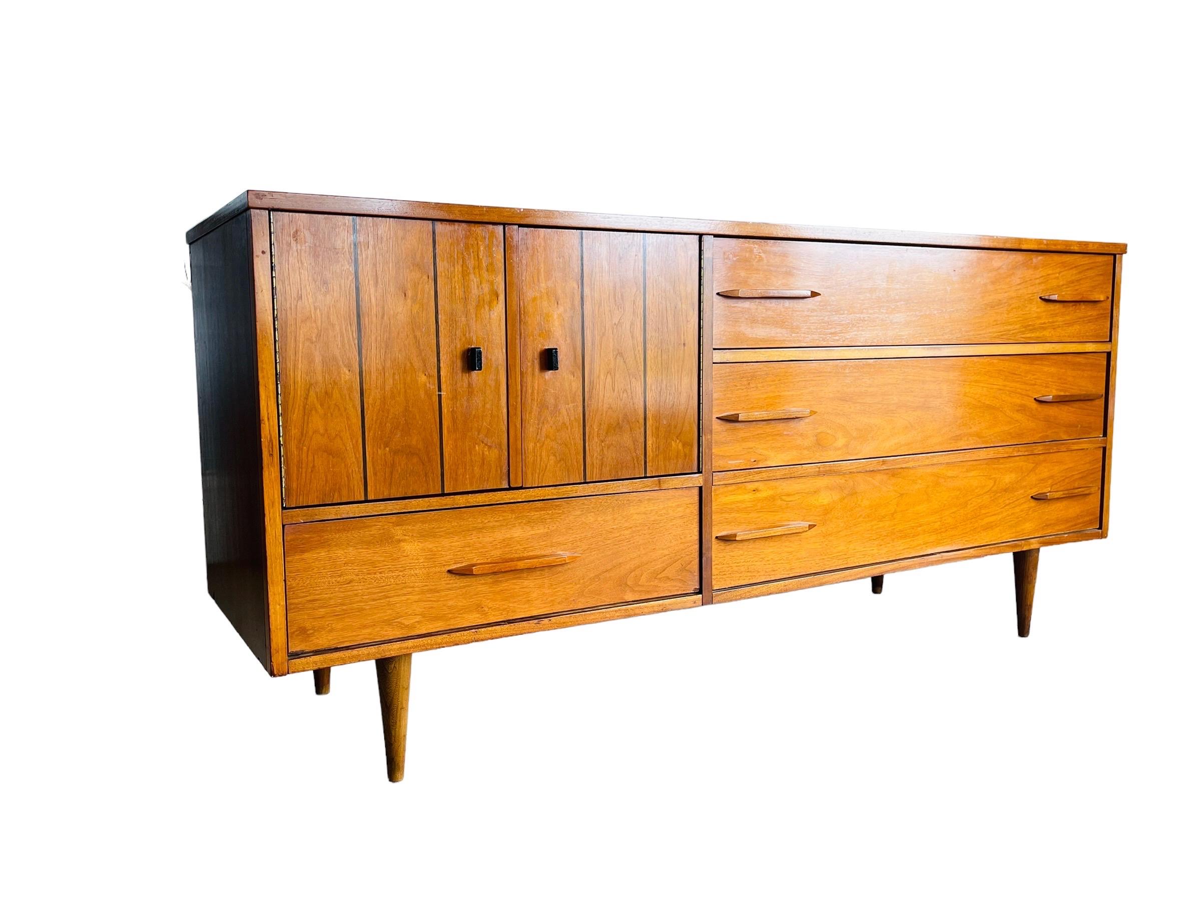 Mid-Century Modern Walnut Credenza / Dresser In Good Condition In Brooklyn, NY