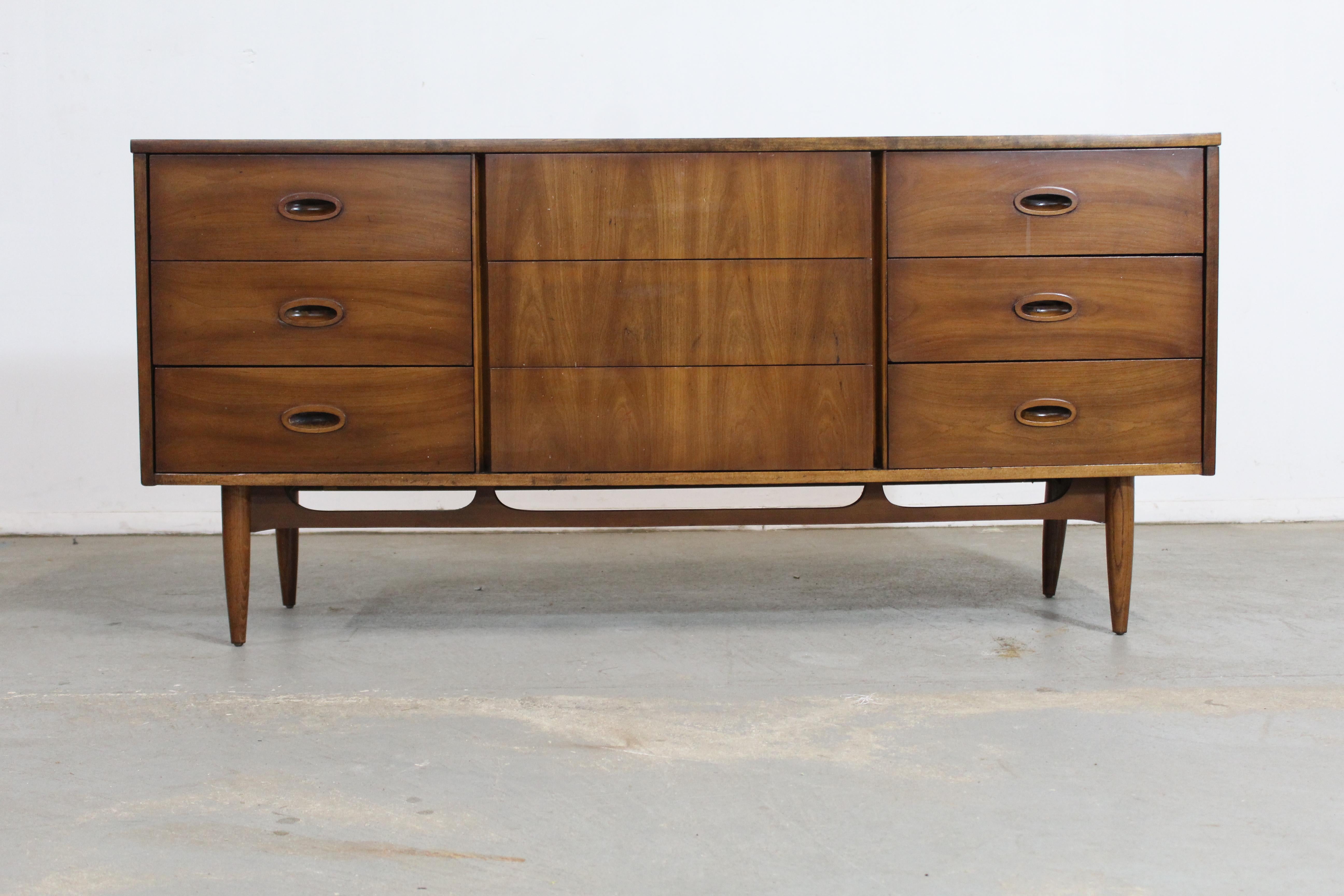 Mid-Century Modern Walnut Credenza/Dresser on Pencil Legs 10