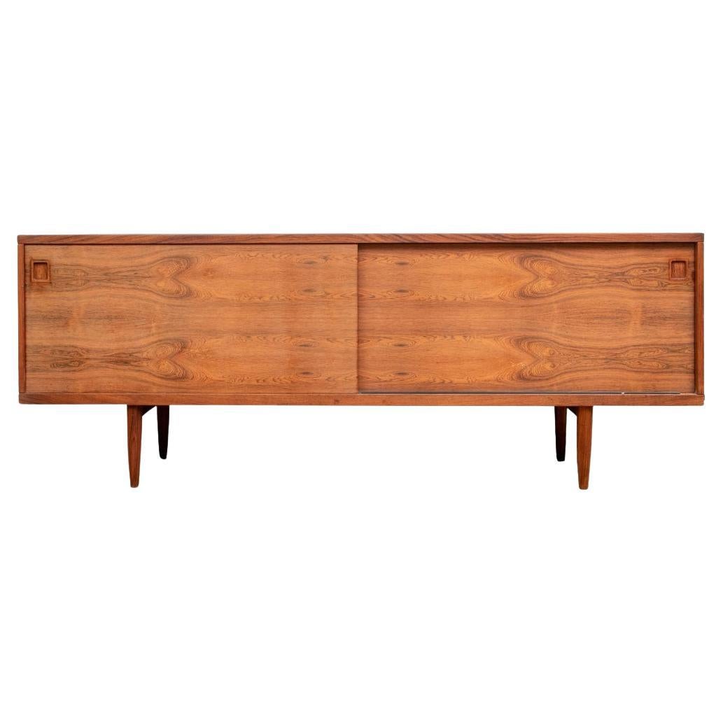 Modernes Nussbaum-Credenza aus der Jahrhundertmitte zur Restaurierung im Angebot