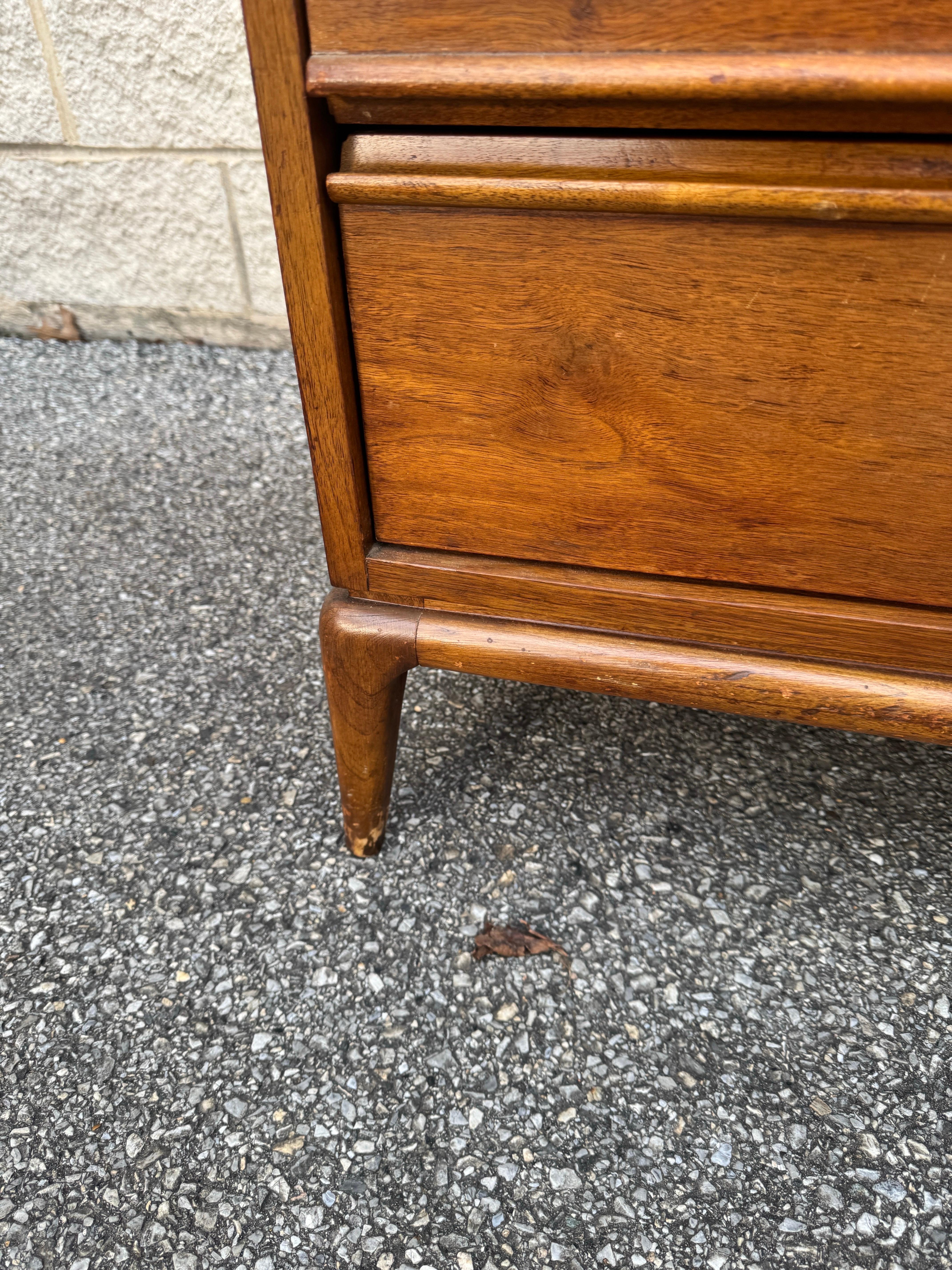 Credenza in noce moderna del Medioevo in vendita 3