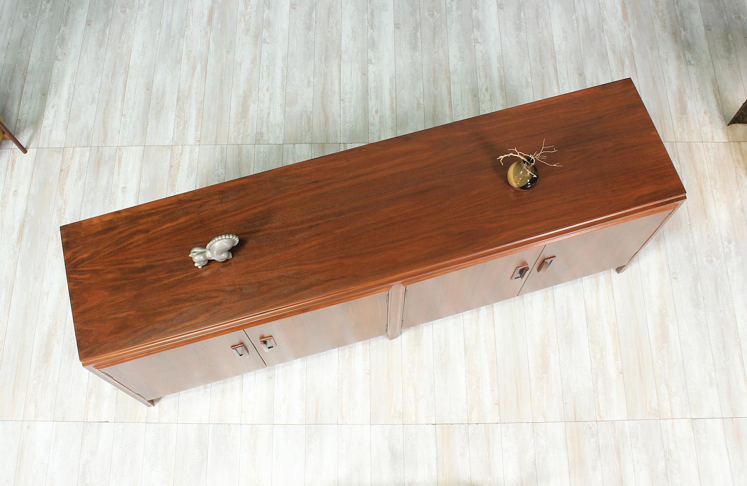 Mid-Century Modern Walnut Credenza 4