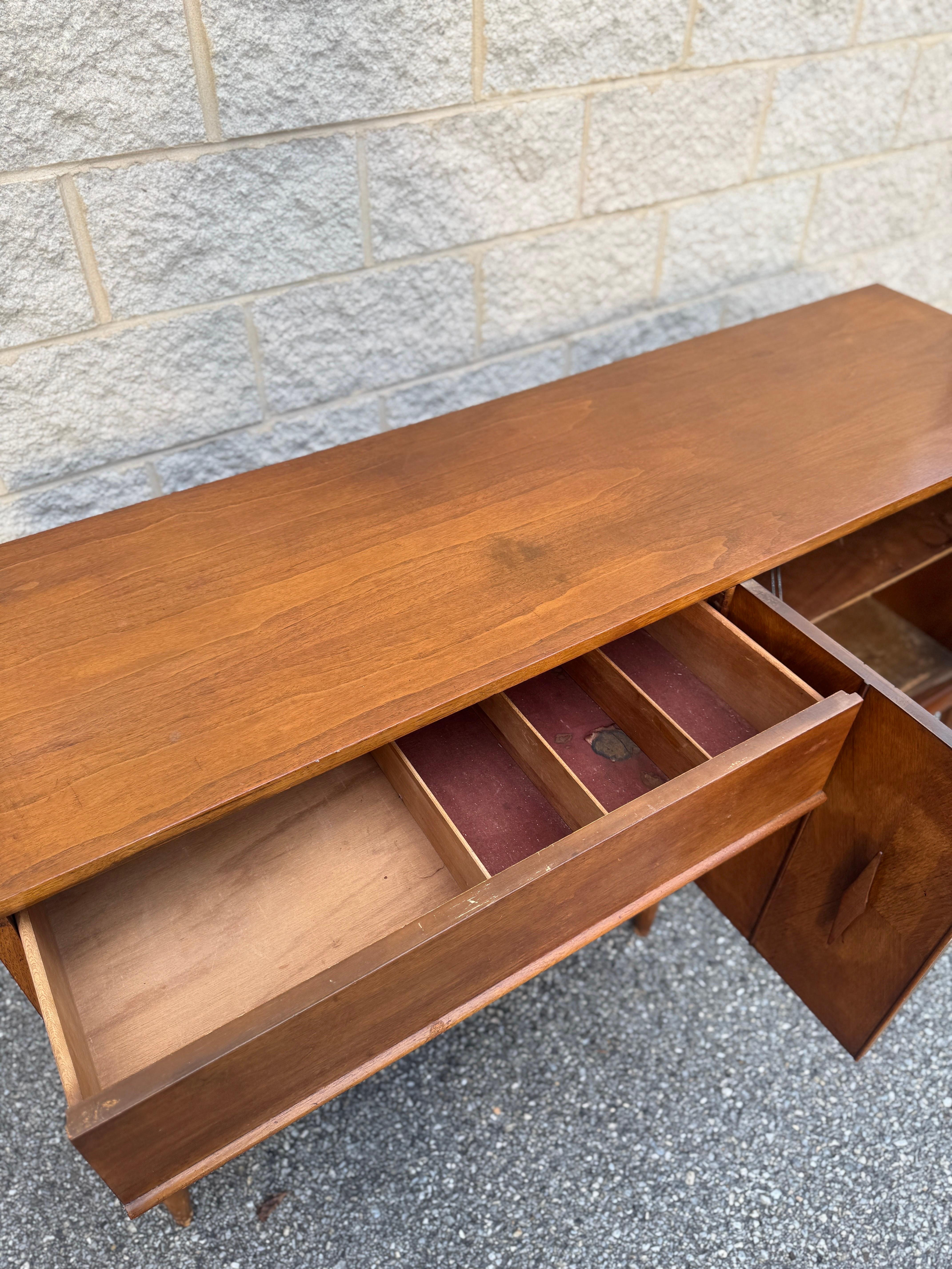 Credenza in noce moderna del Medioevo in vendita 4