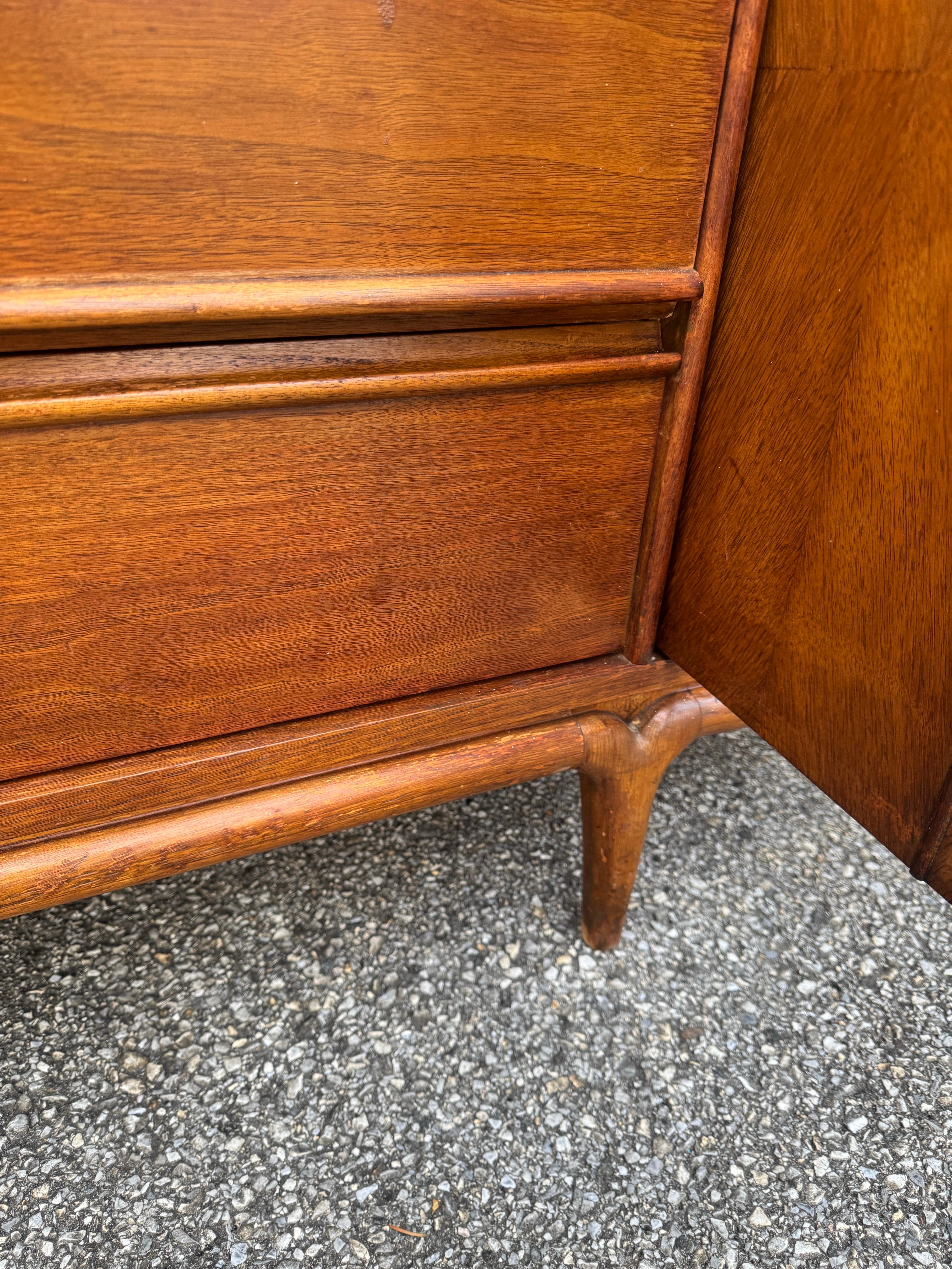 Credenza in noce moderna del Medioevo in vendita 5