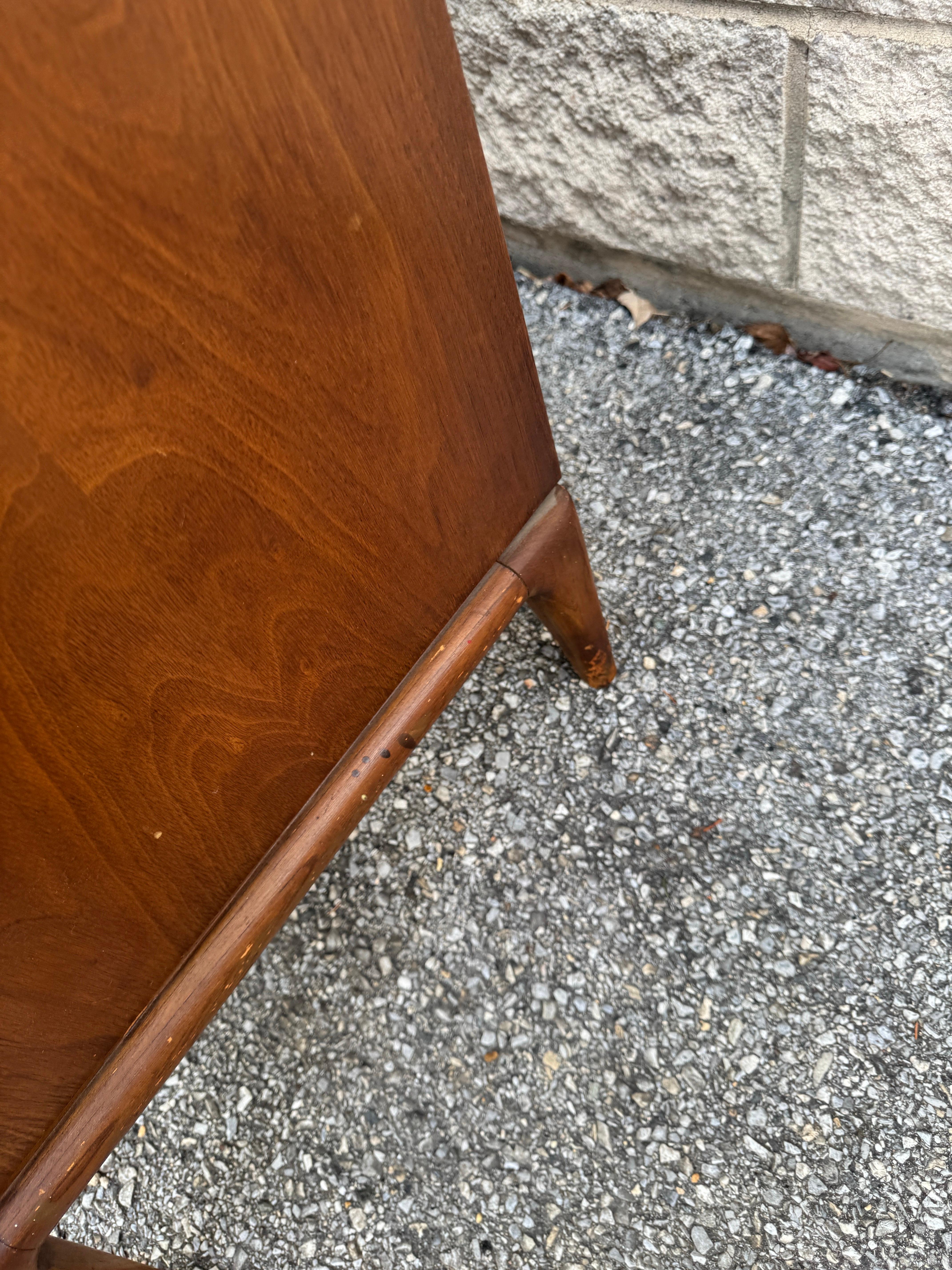 Credenza in noce moderna del Medioevo in vendita 6