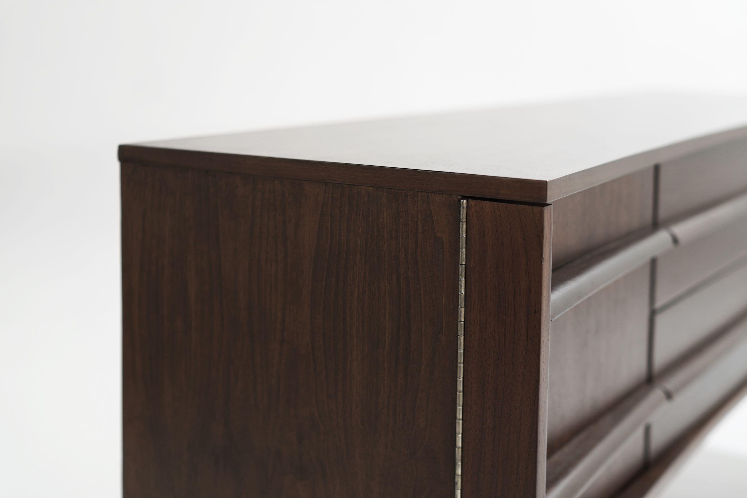 Mid-Century Modern Walnut Credenza 7