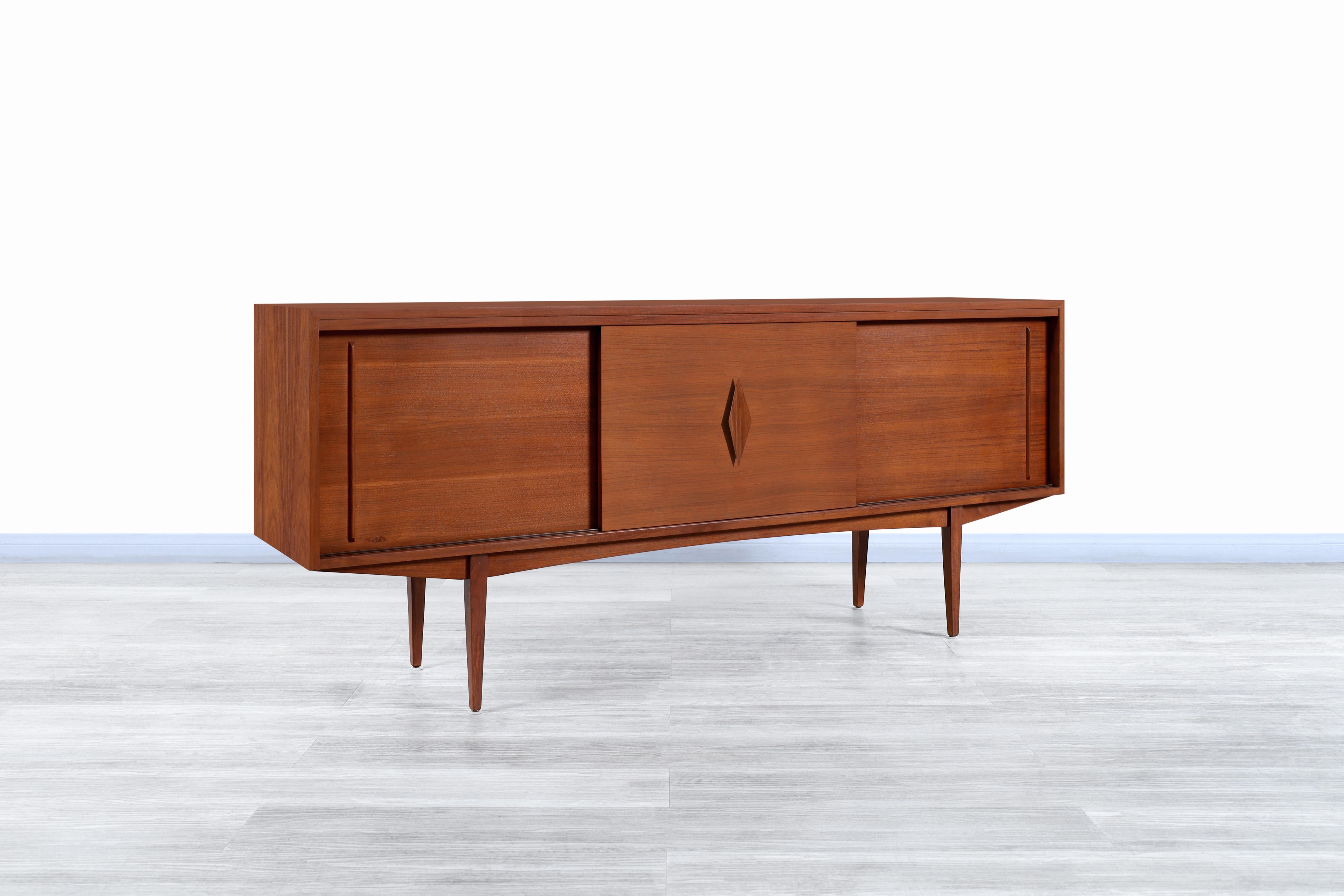 Stunning Mid-Century Modern walnut credenza designed and manufactured in the United States, circa 1960s. This credenza has a Minimalist design but is highly functional. It has been built from walnut wood and gives a unique contrast of colors and