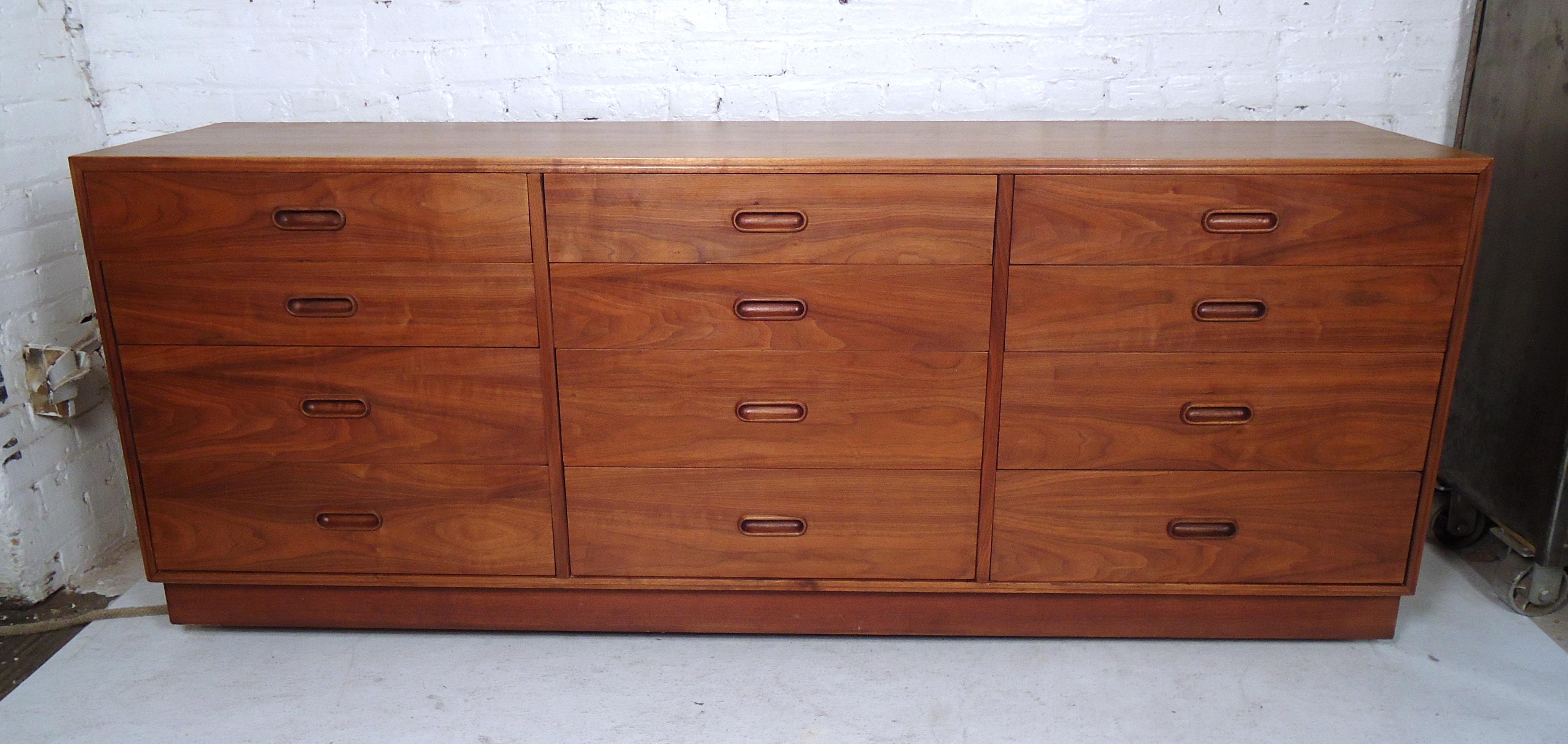 Vintage modern 12 drawer credenza featuring rich walnut grain, sculpted pulls, and a sturdy base.

Please confirm item location (NY or NJ) with dealer.