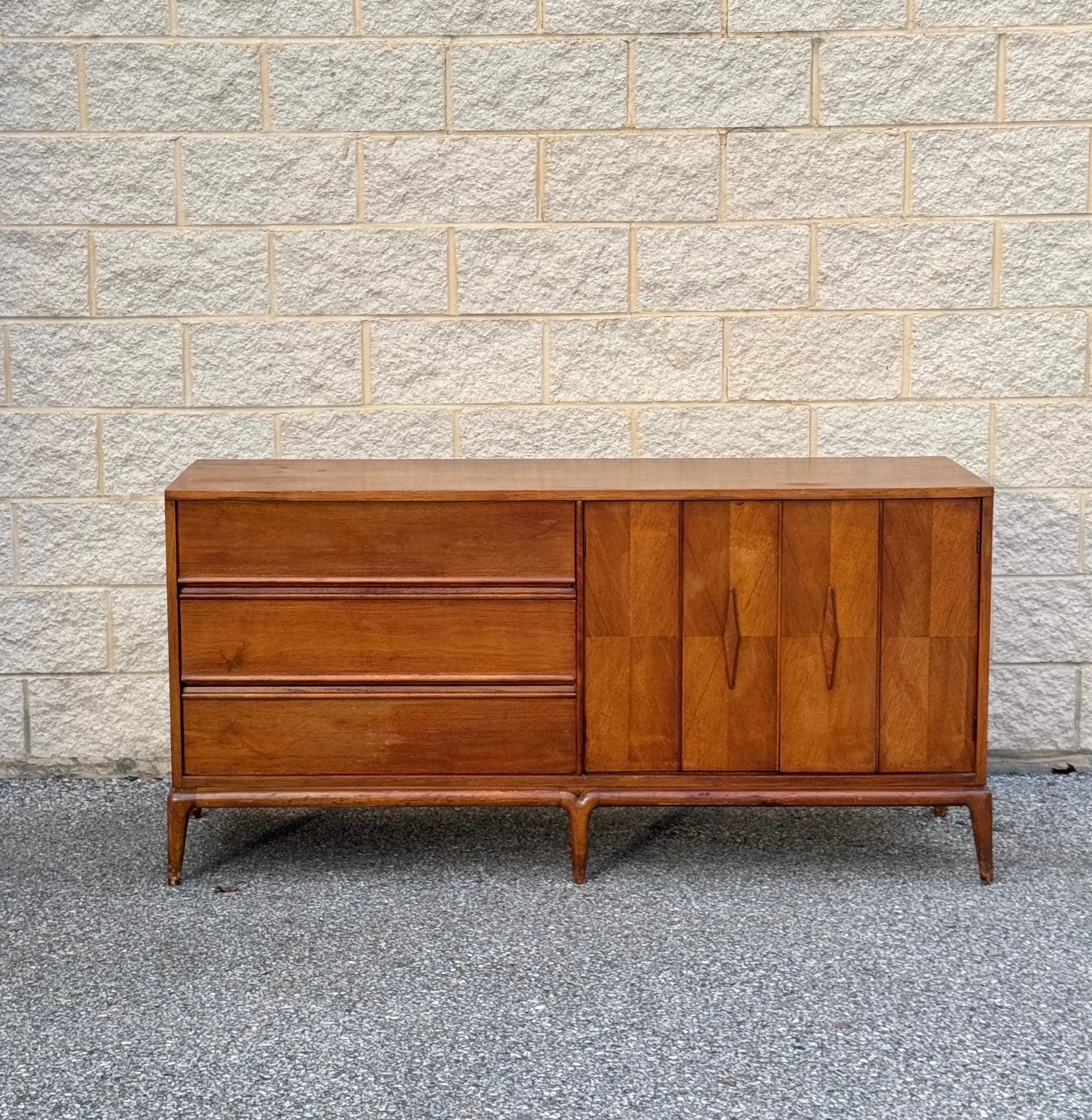 Mid-Century moderno Credenza in noce moderna del Medioevo in vendita