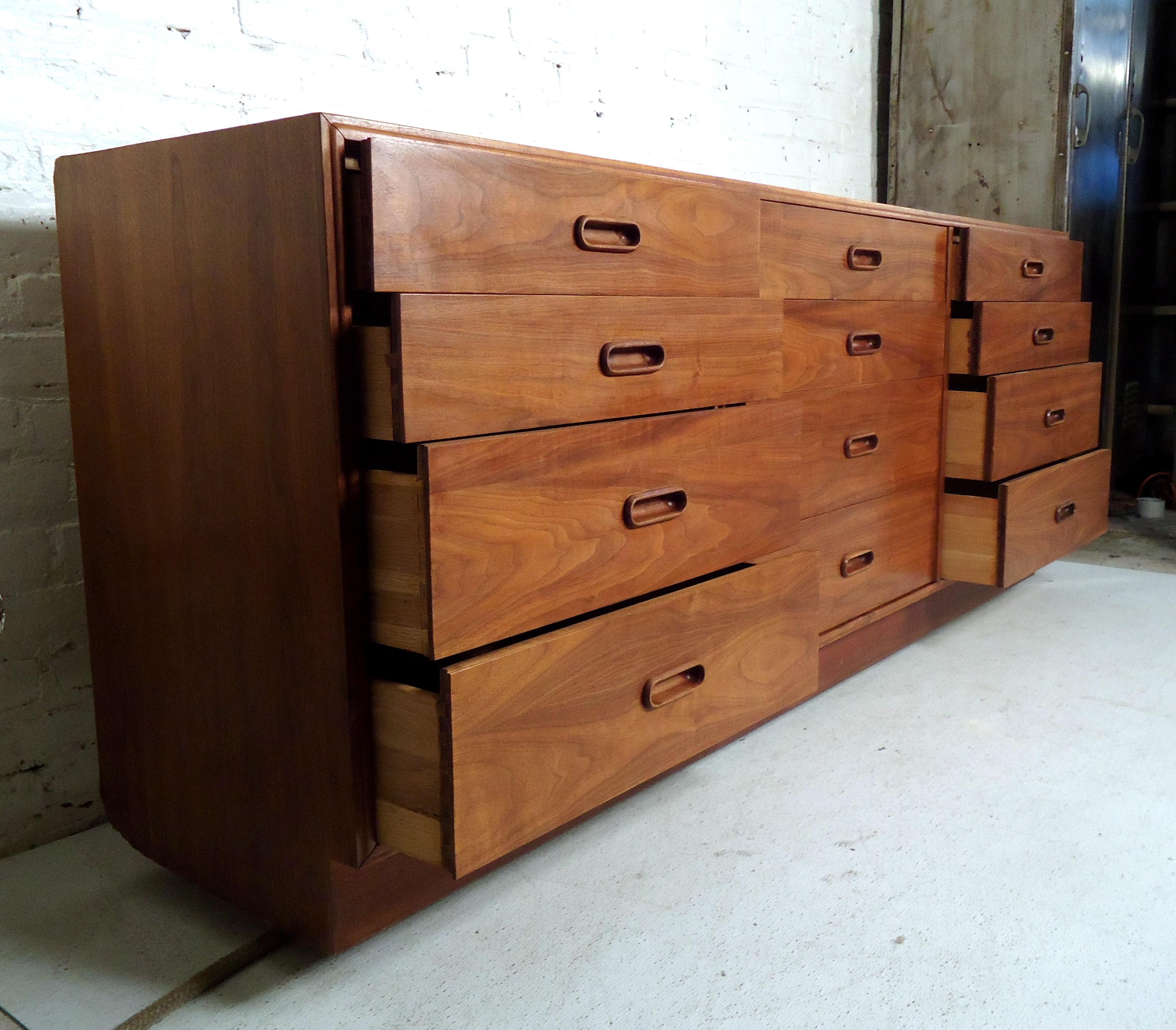 Mid-Century Modern Walnut Credenza In Good Condition In Brooklyn, NY