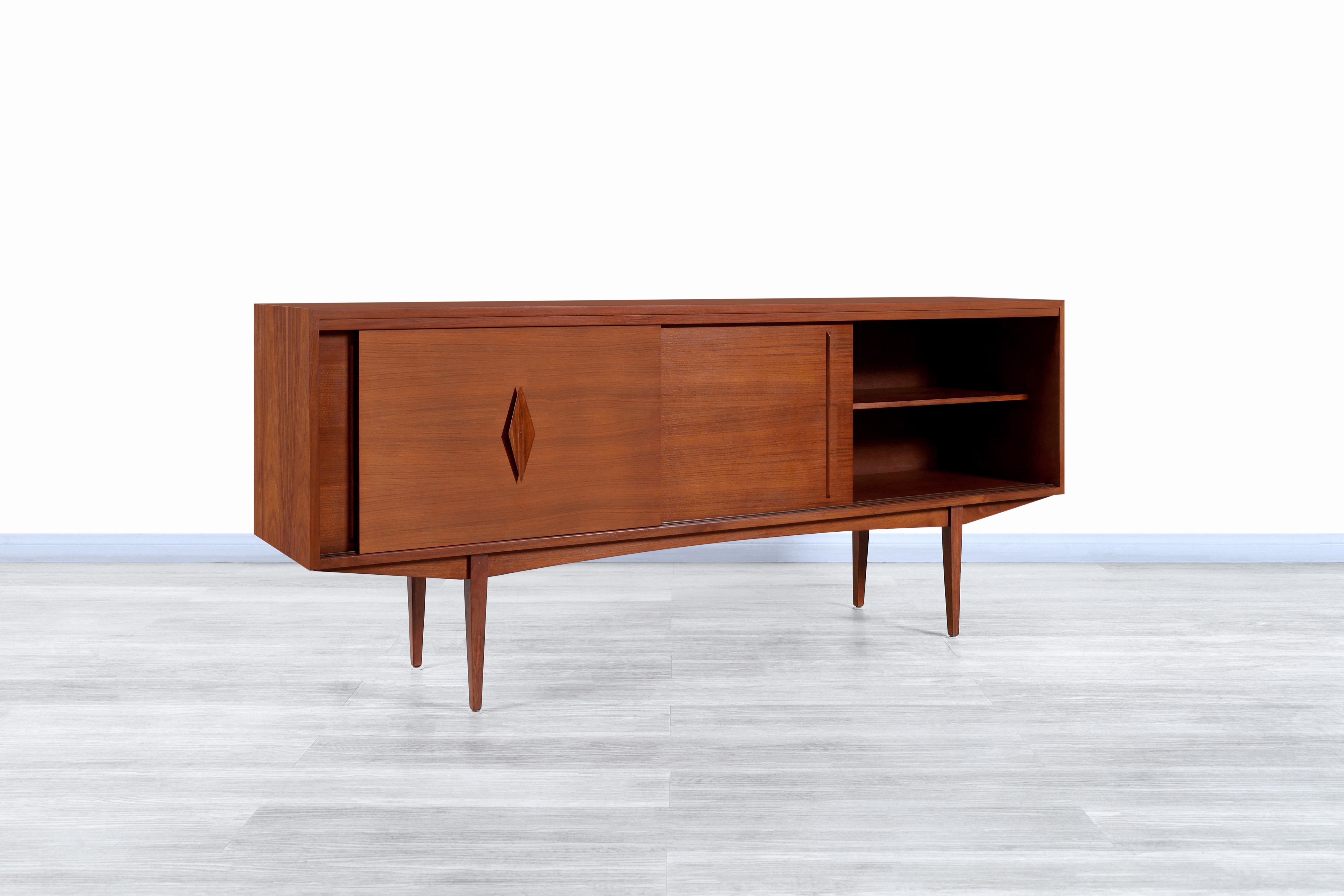 Mid-Century Modern Walnut Credenza In Excellent Condition For Sale In North Hollywood, CA