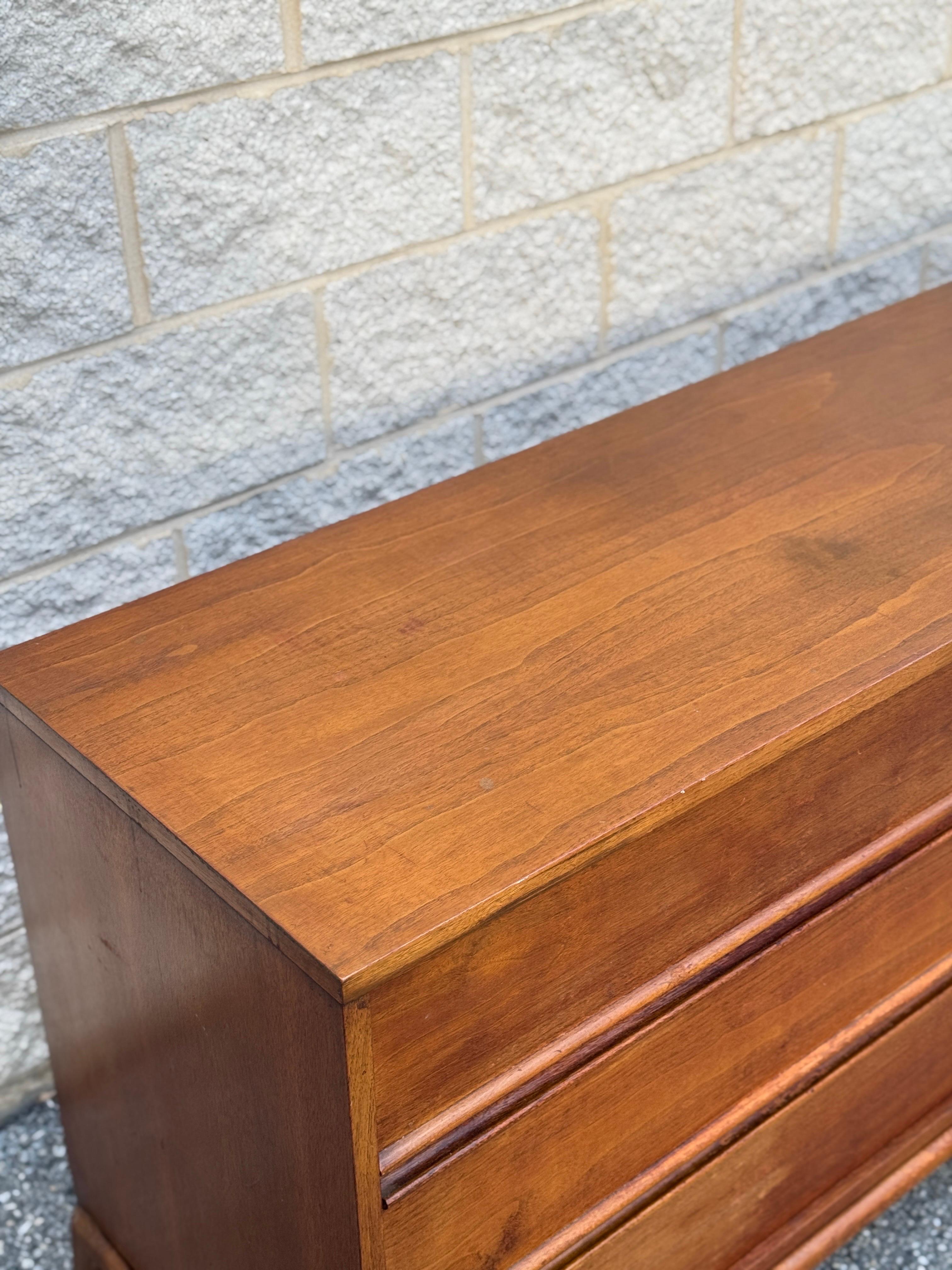 Americano Credenza in noce moderna del Medioevo in vendita