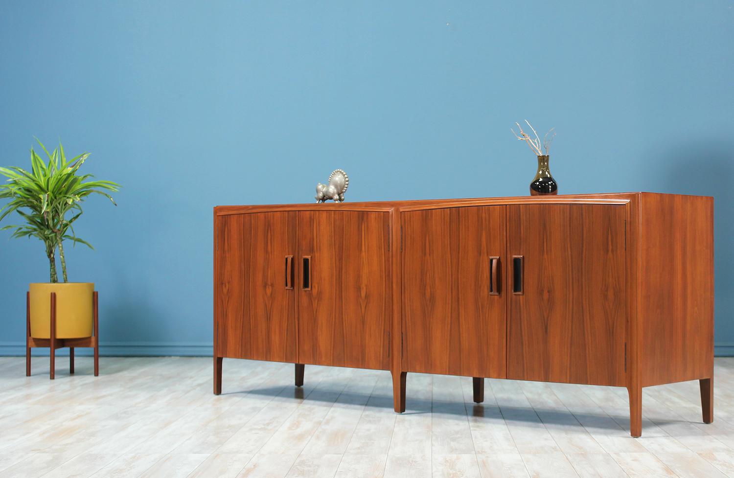 Mid-Century Modern Walnut Credenza In Excellent Condition In Los Angeles, CA