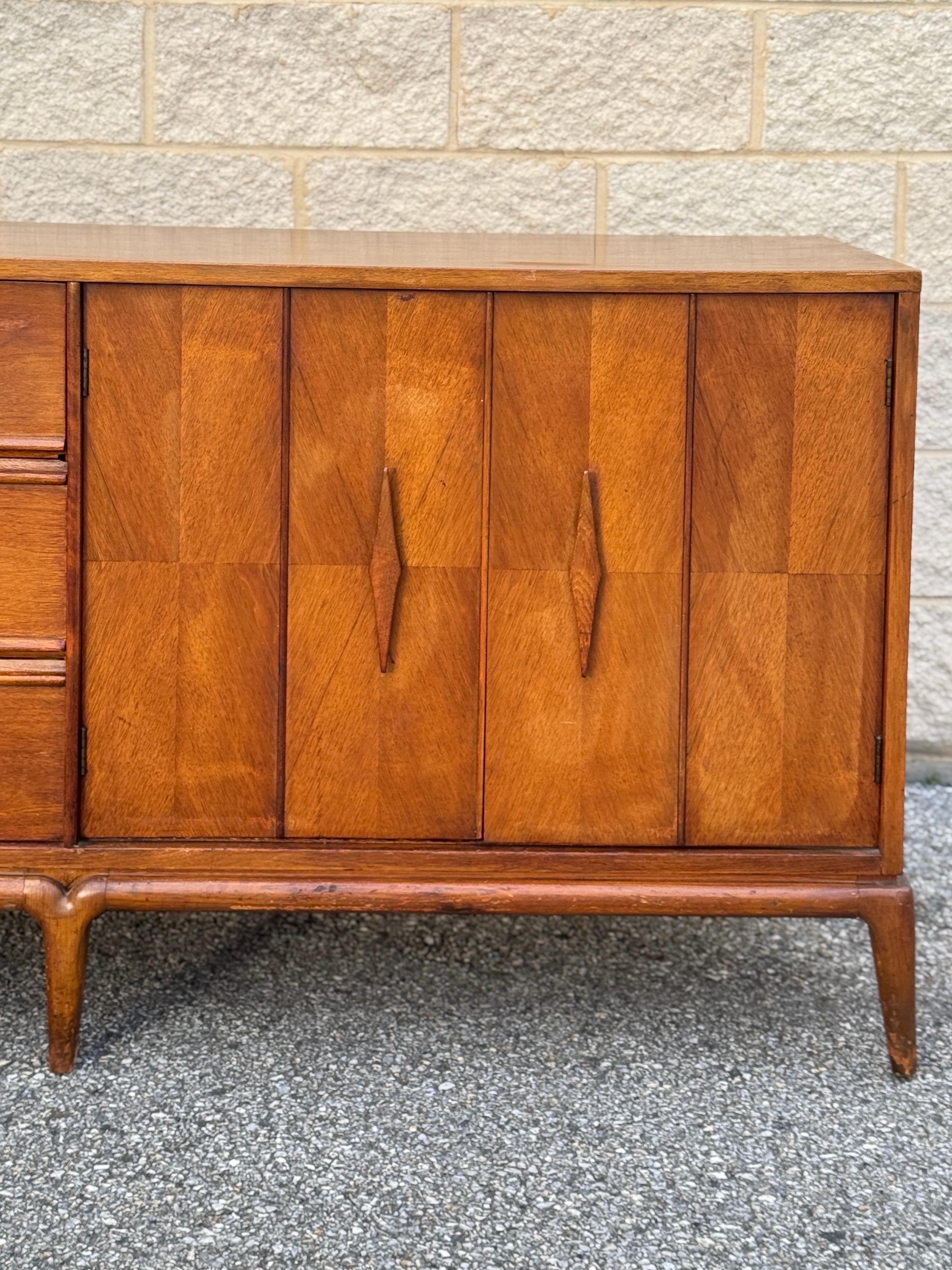 Credenza in noce moderna del Medioevo In condizioni buone in vendita a Elkton, MD