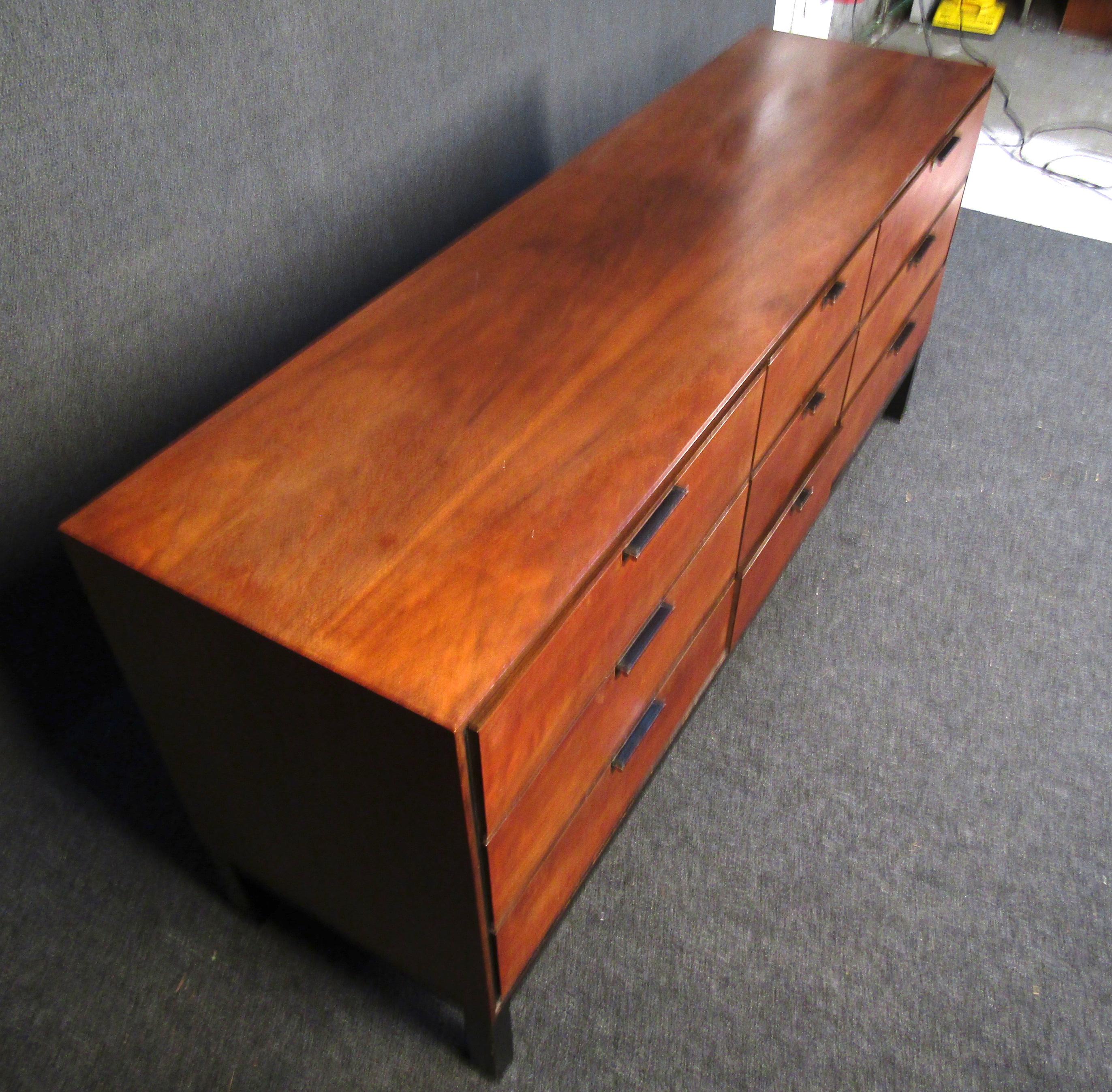 Mid-Century Modern Walnut Credenza In Good Condition For Sale In Brooklyn, NY