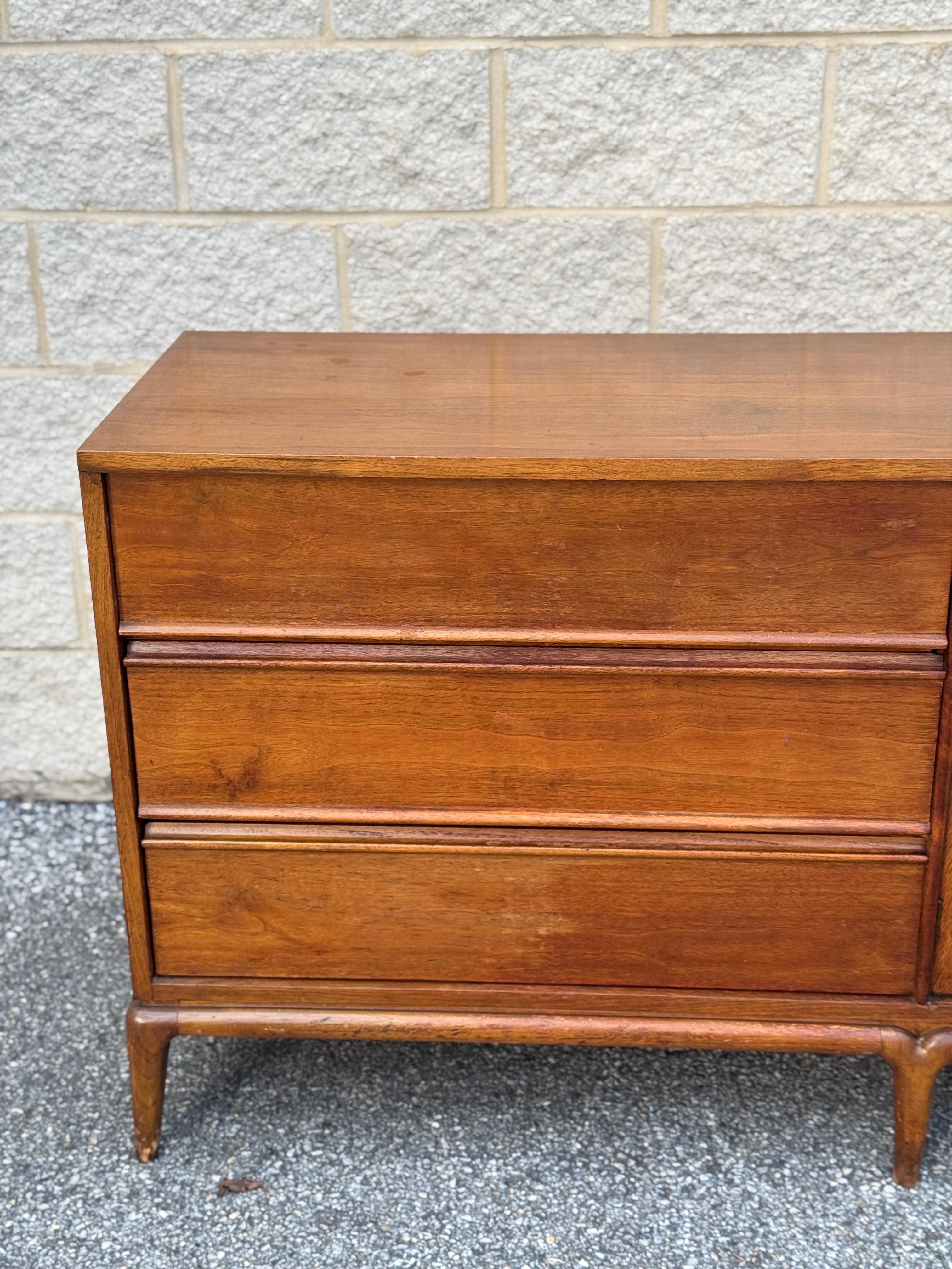 Fine XX secolo Credenza in noce moderna del Medioevo in vendita