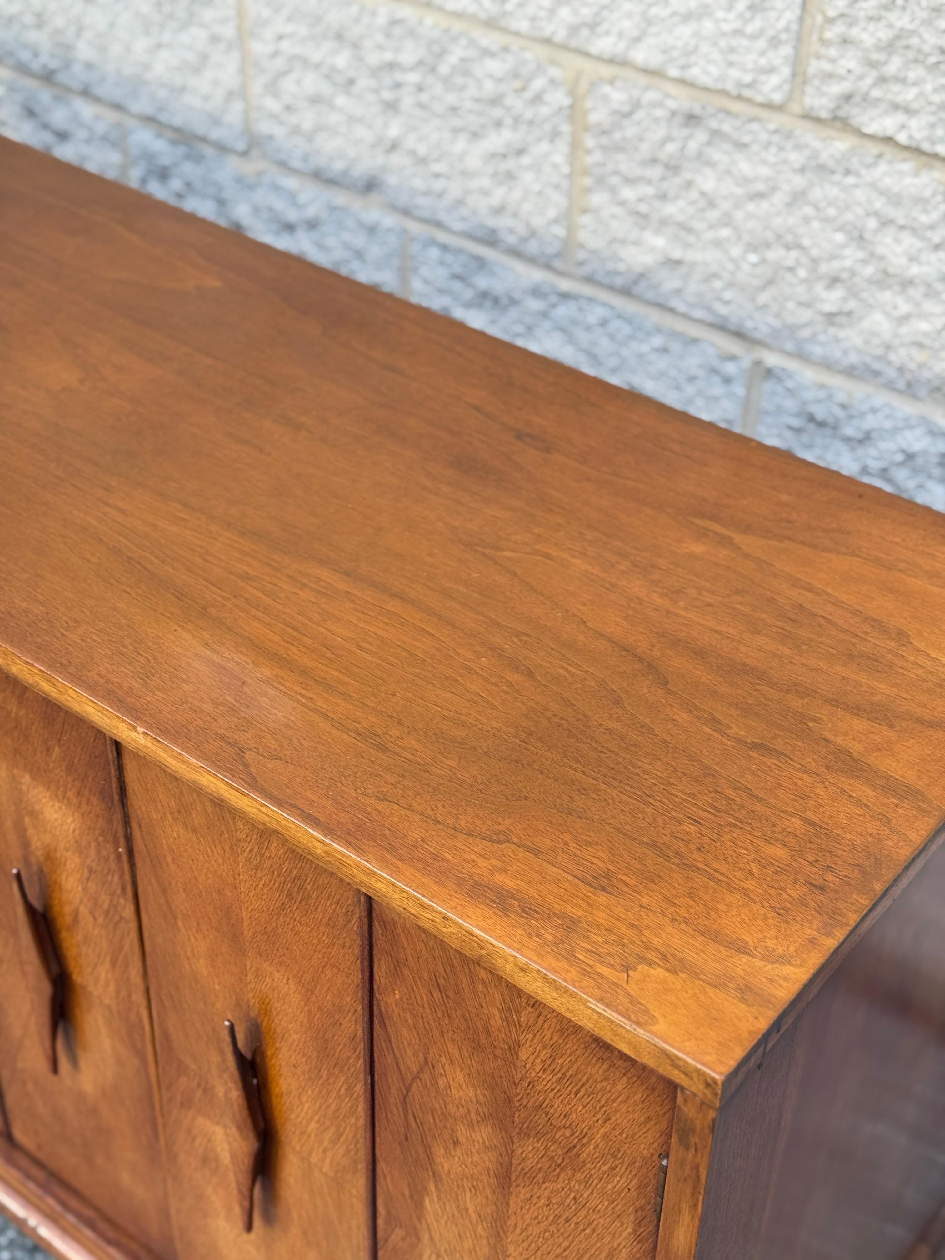 Noce Credenza in noce moderna del Medioevo in vendita