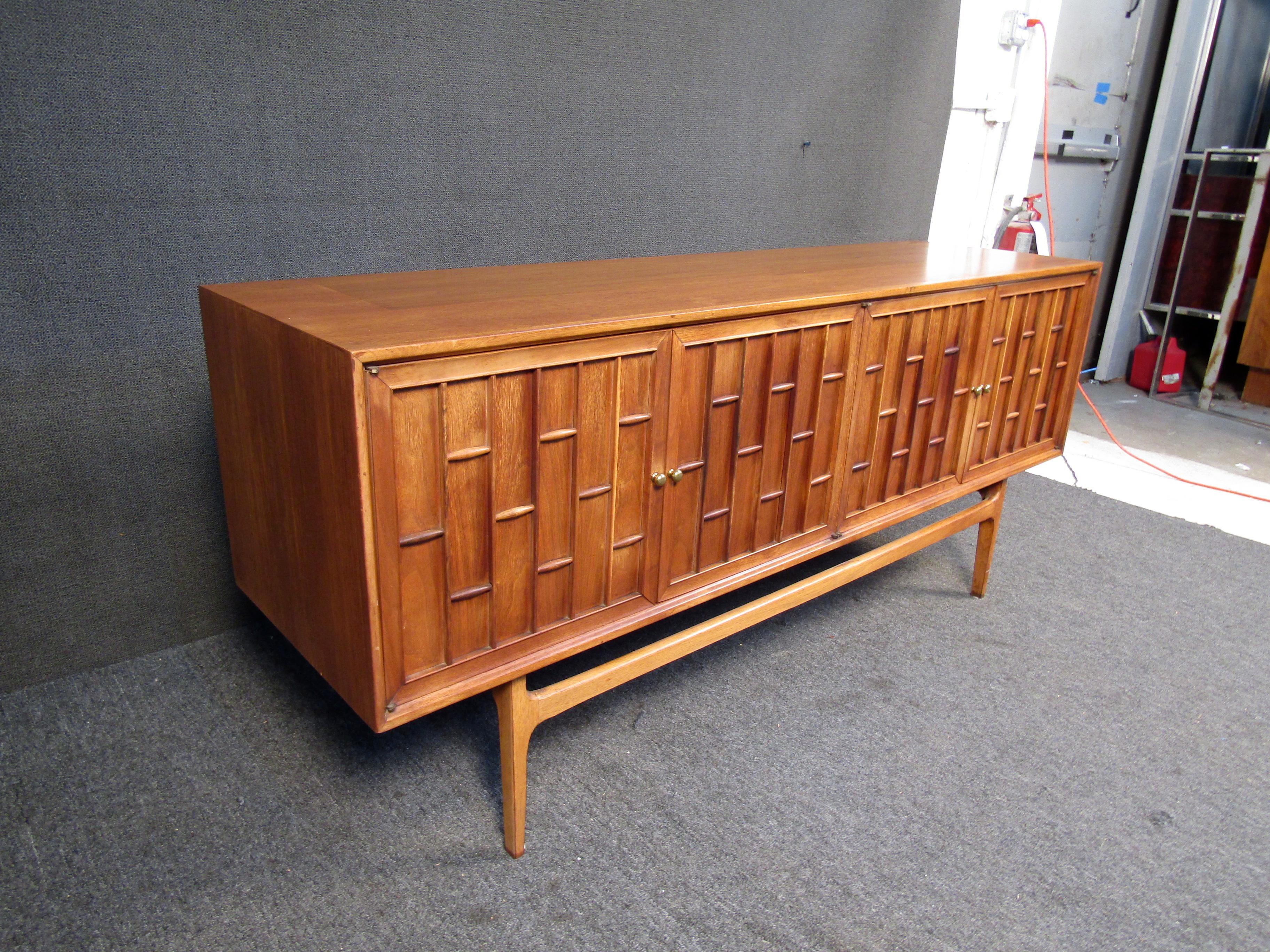 Gorgeous Mid-Century Thomasville Chair Company Walnut Credenza In Good Condition In Brooklyn, NY