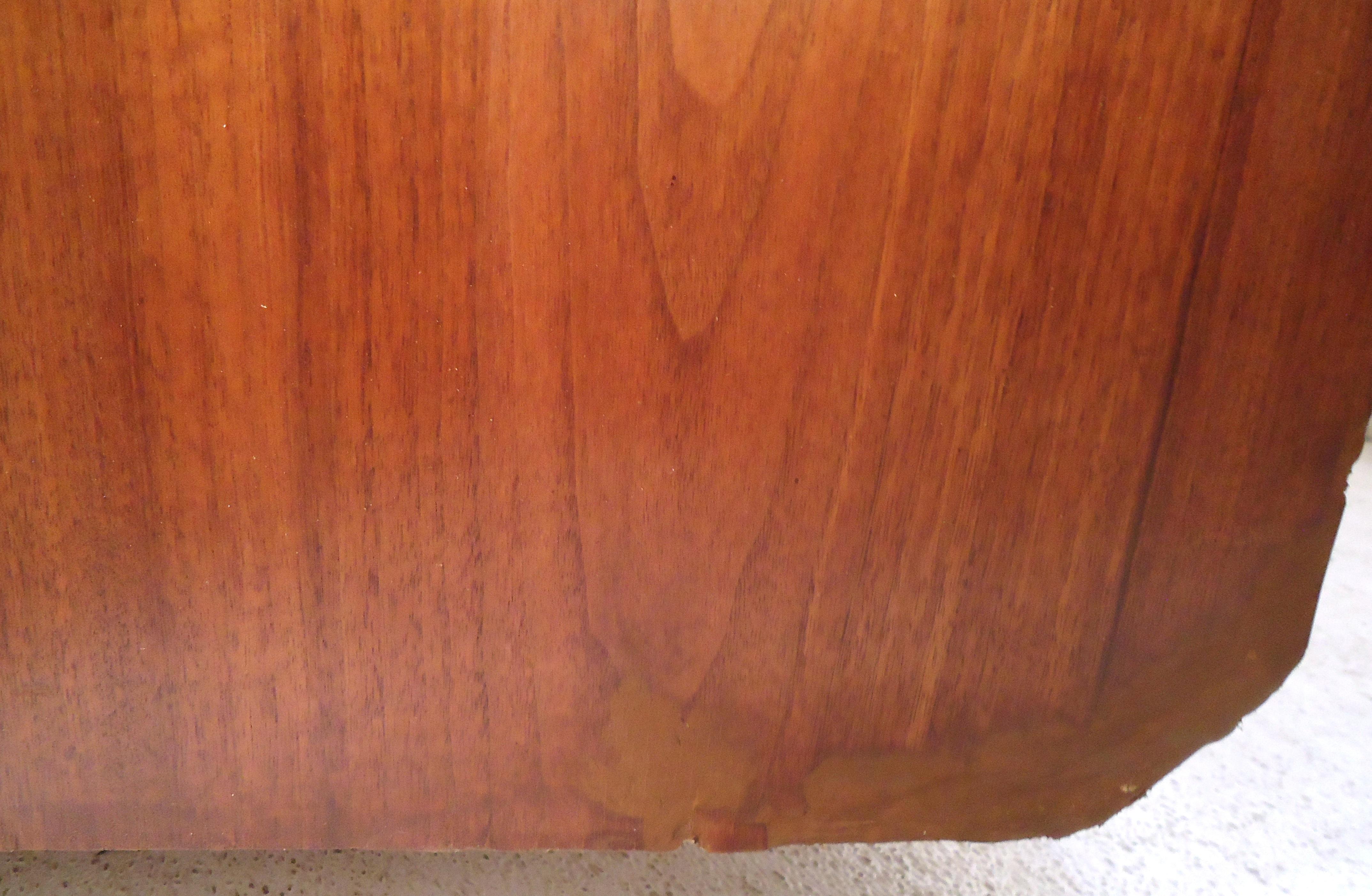 Mid-Century Modern Walnut Credenza 3