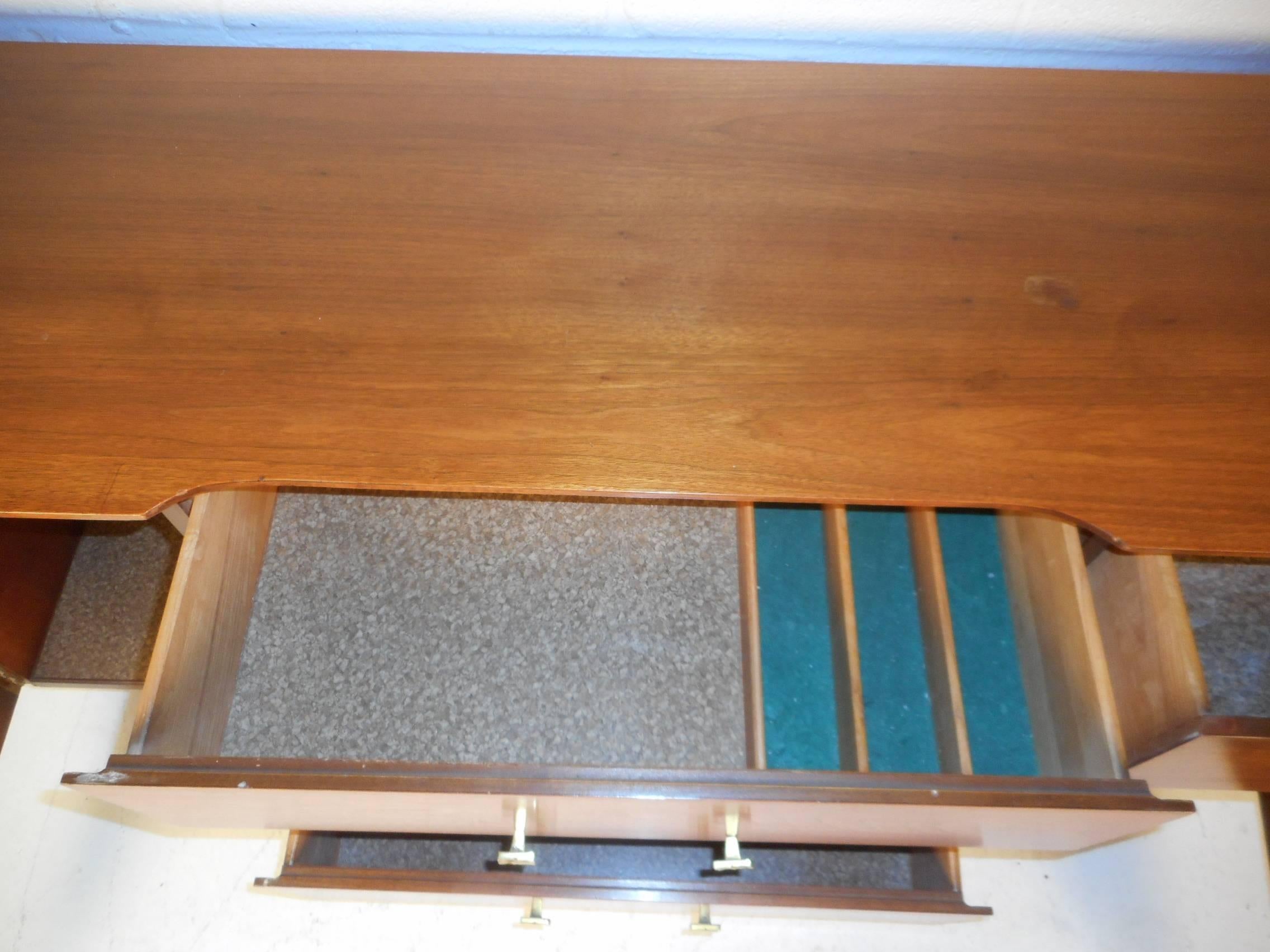 Mid-Century Modern Walnut Credenza 4