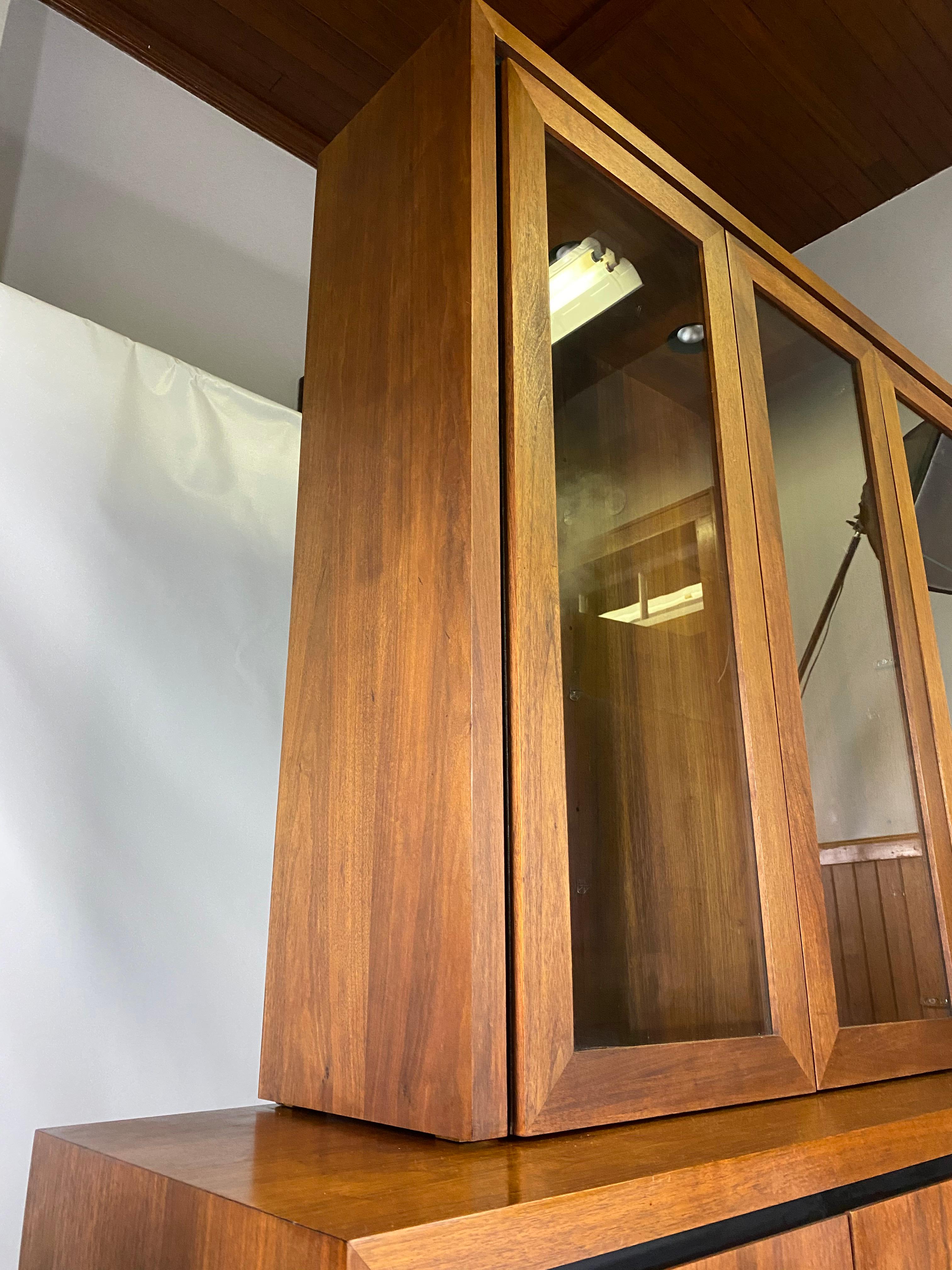Mid-Century Modern Walnut Credenza/Hutch by Arthur Umanoff for Dillingham 4