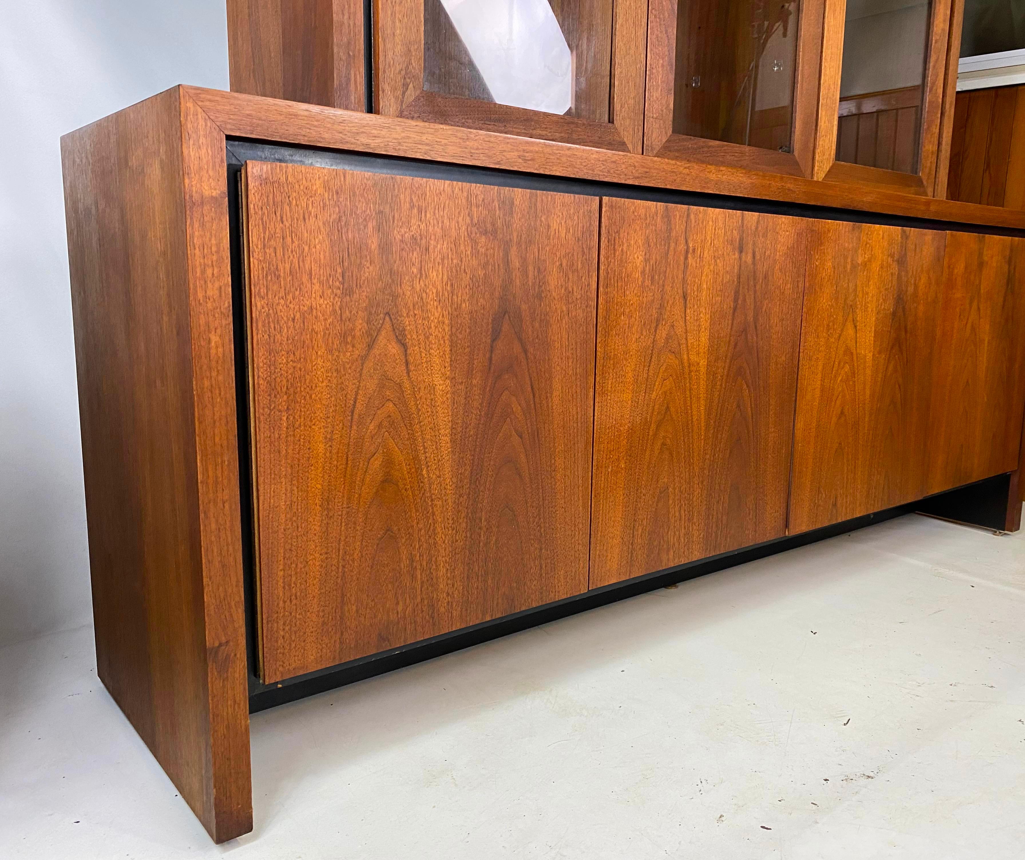 Mid-Century Modern walnut credenza/hutch by Arthur Umanoff for Dillingham.

  