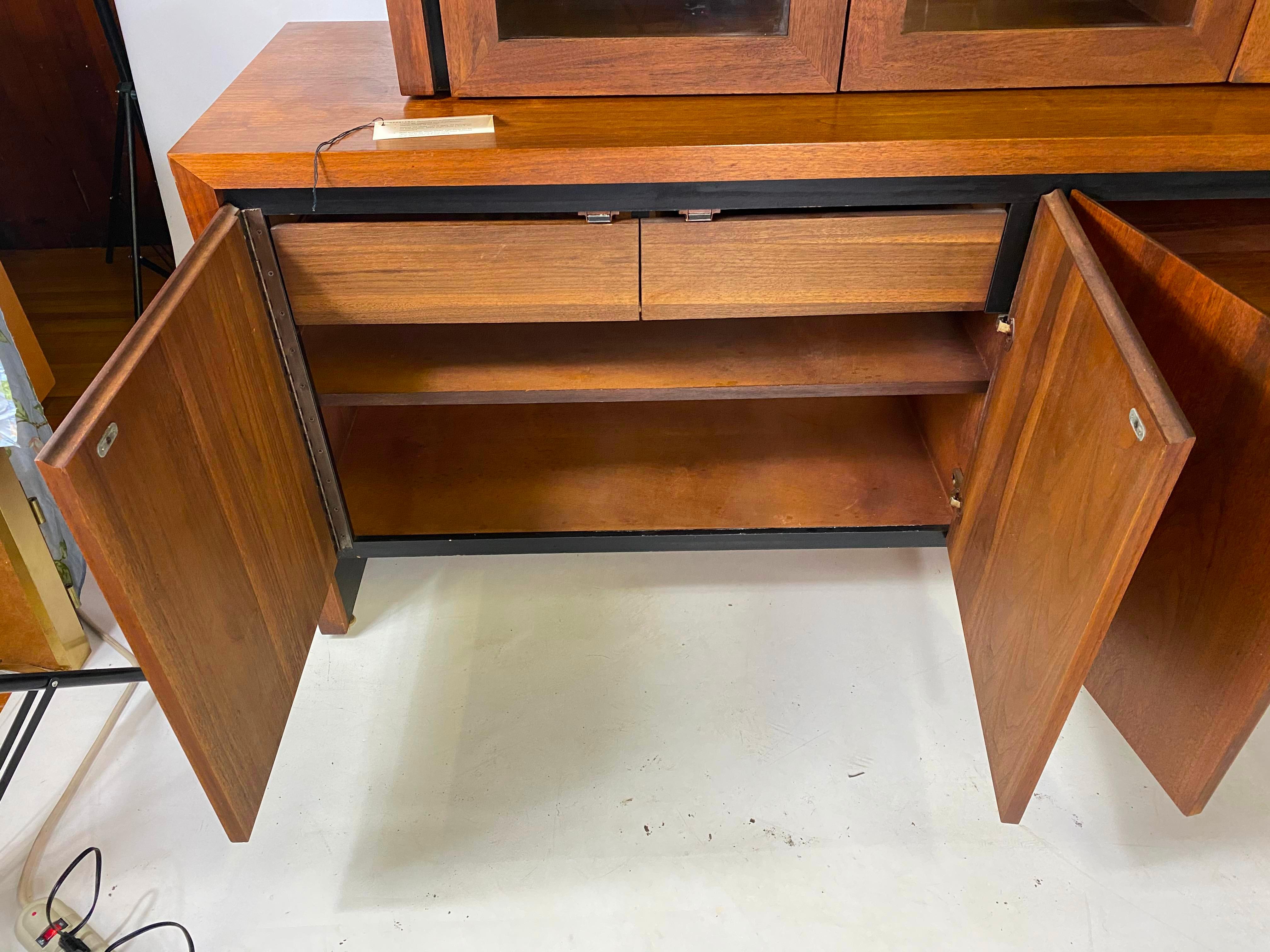 Mid-Century Modern Walnut Credenza/Hutch by Arthur Umanoff for Dillingham In Good Condition In Esperance, NY