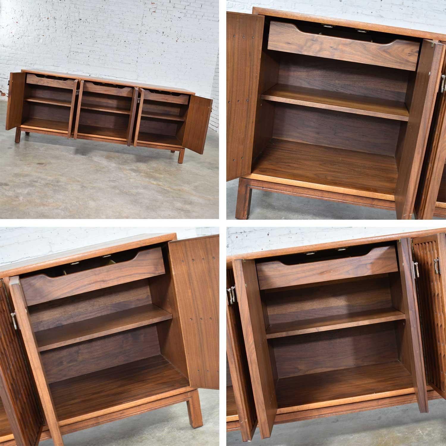 Mid-Century Modern Walnut Credenza in the Style of John Stuart Widdicomb 5