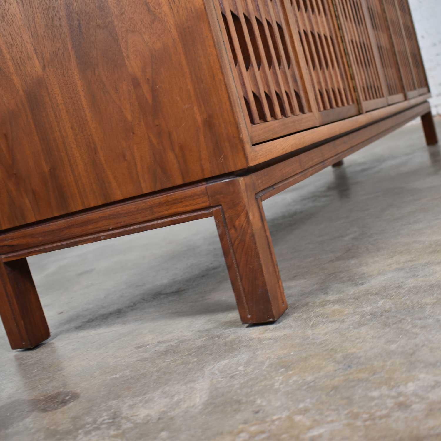 Mid-Century Modern Walnut Credenza in the Style of John Stuart Widdicomb 8