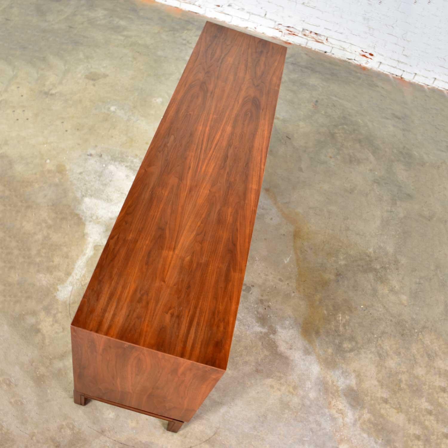 Mid-Century Modern Walnut Credenza in the Style of John Stuart Widdicomb 9