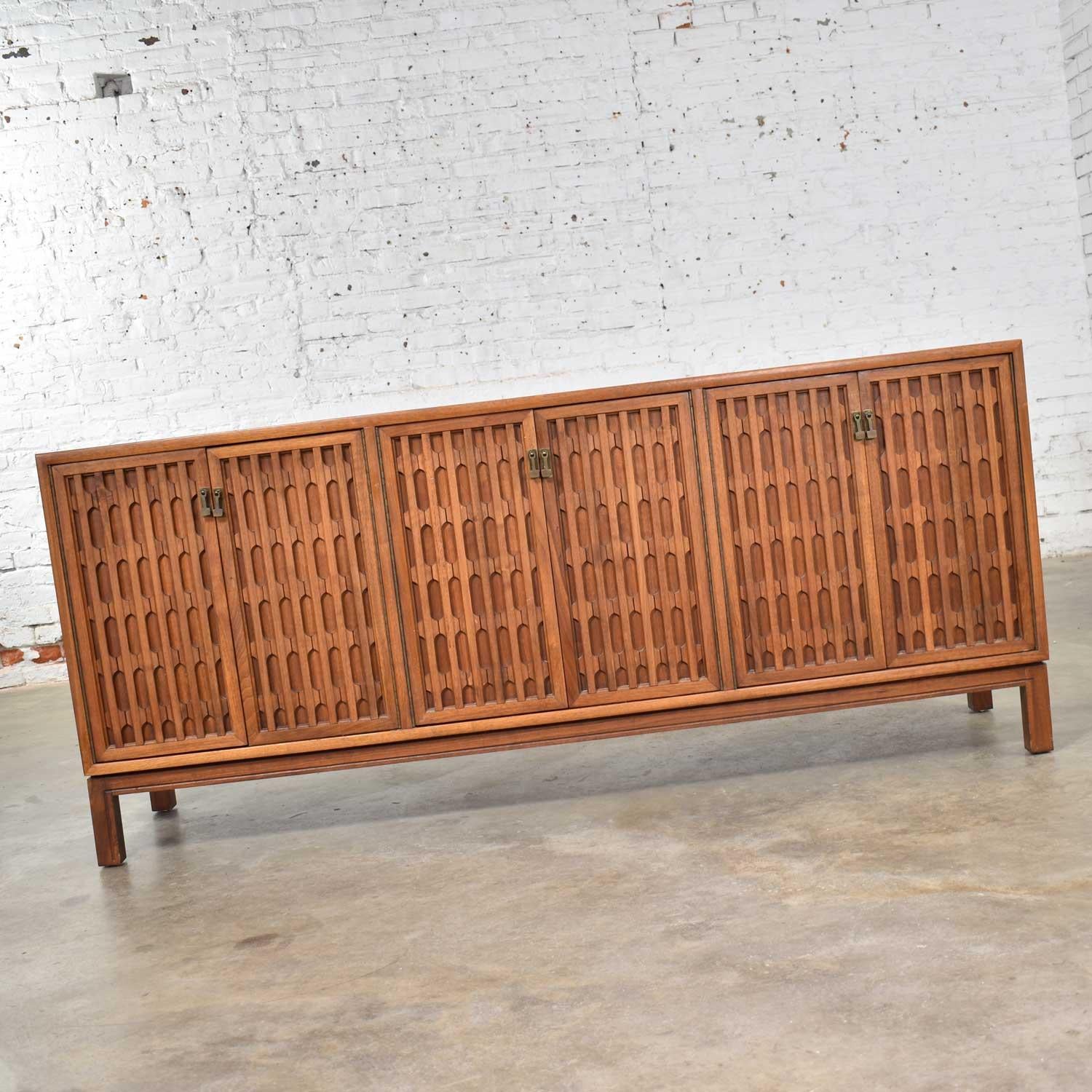 20th Century Mid-Century Modern Walnut Credenza in the Style of John Stuart Widdicomb