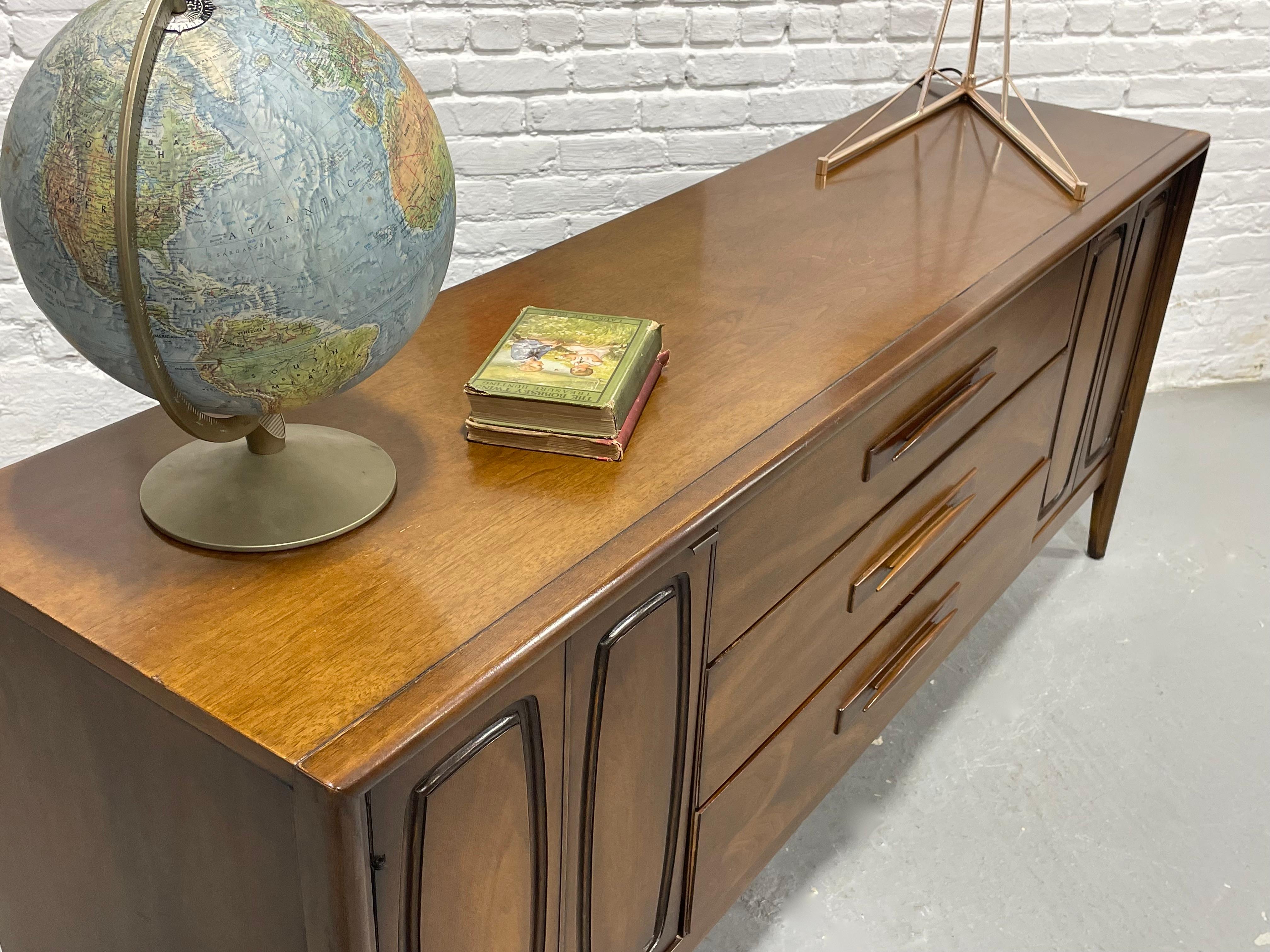 Mid Century MODERN Walnut CREDENZA / Long Dresser by BROYHILL Premier, c. 1960's For Sale 5