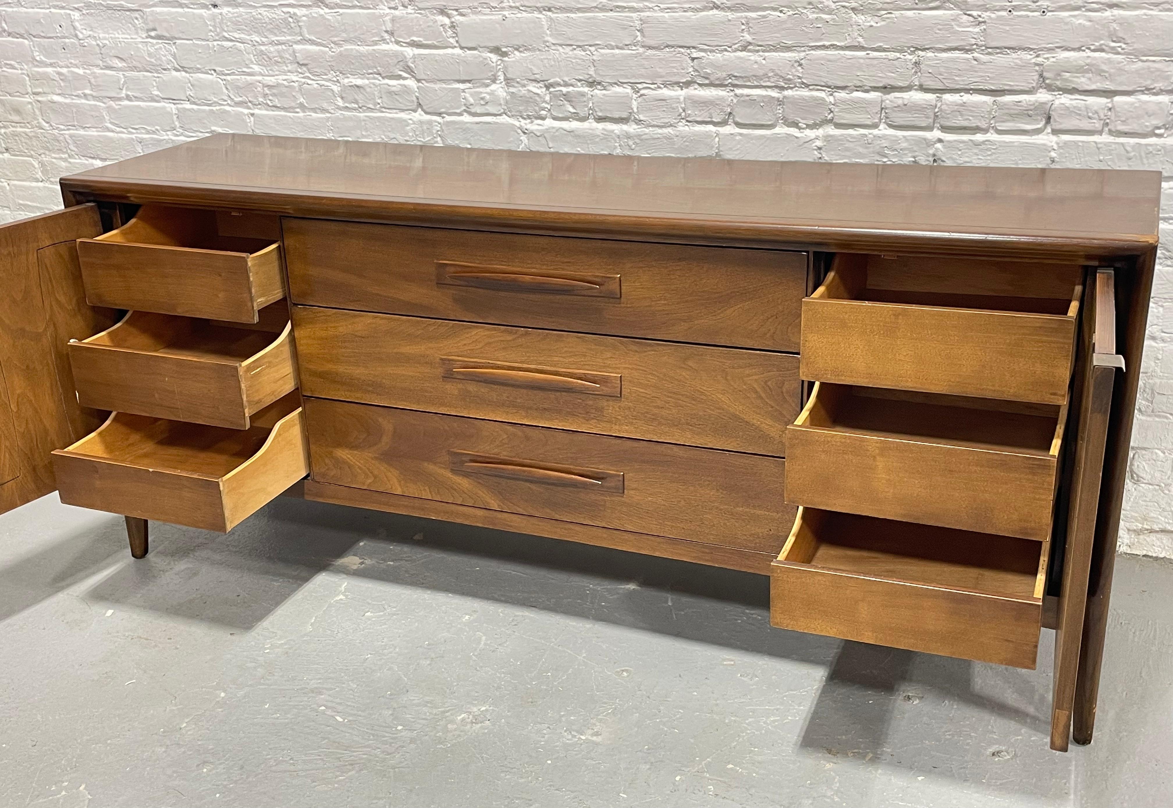 Mid Century MODERN Walnut CREDENZA / Long Dresser by BROYHILL Premier, c. 1960's In Good Condition For Sale In Weehawken, NJ