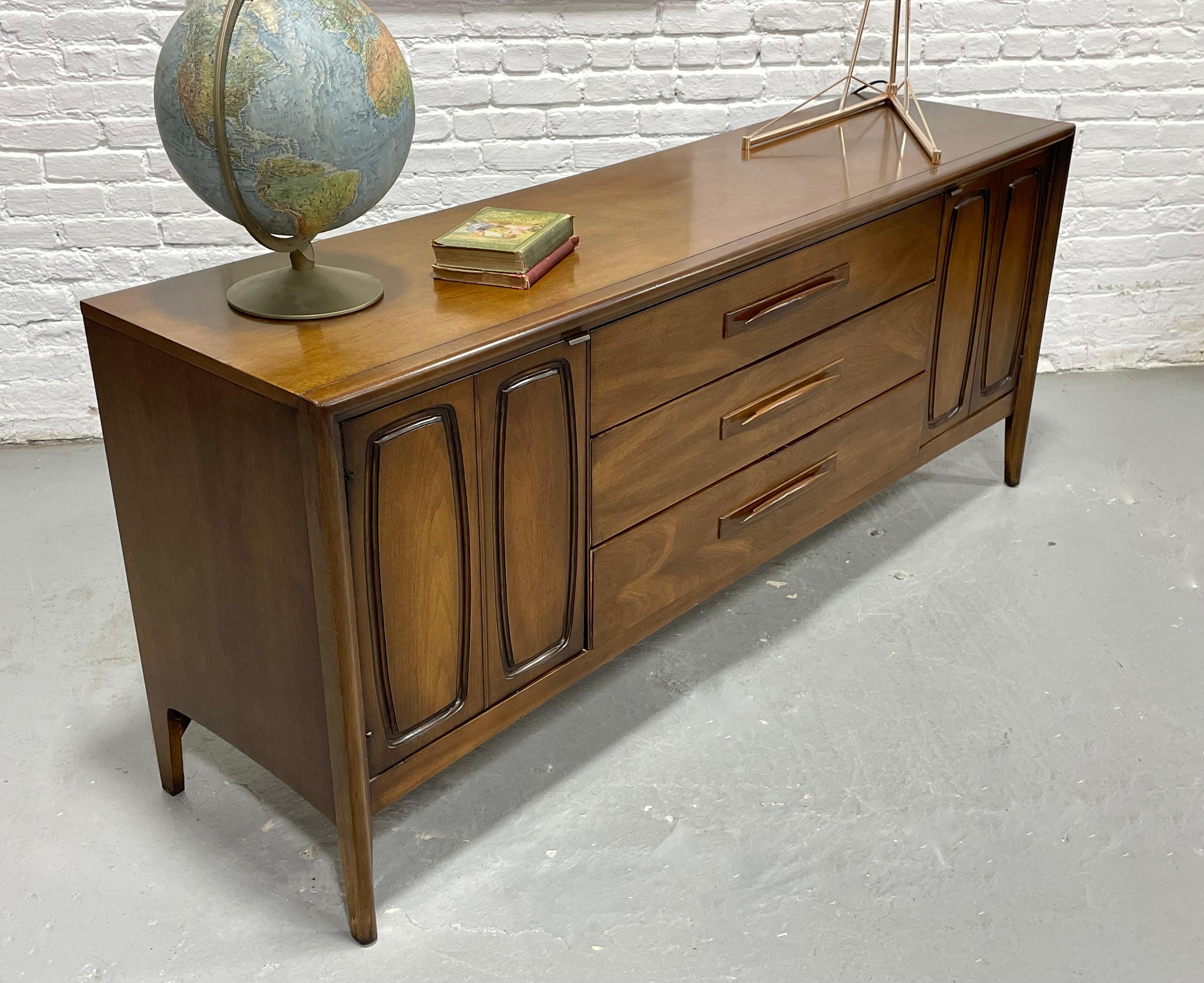 Mid Century MODERN Walnut CREDENZA / Long Dresser by BROYHILL Premier, c. 1960's For Sale 4