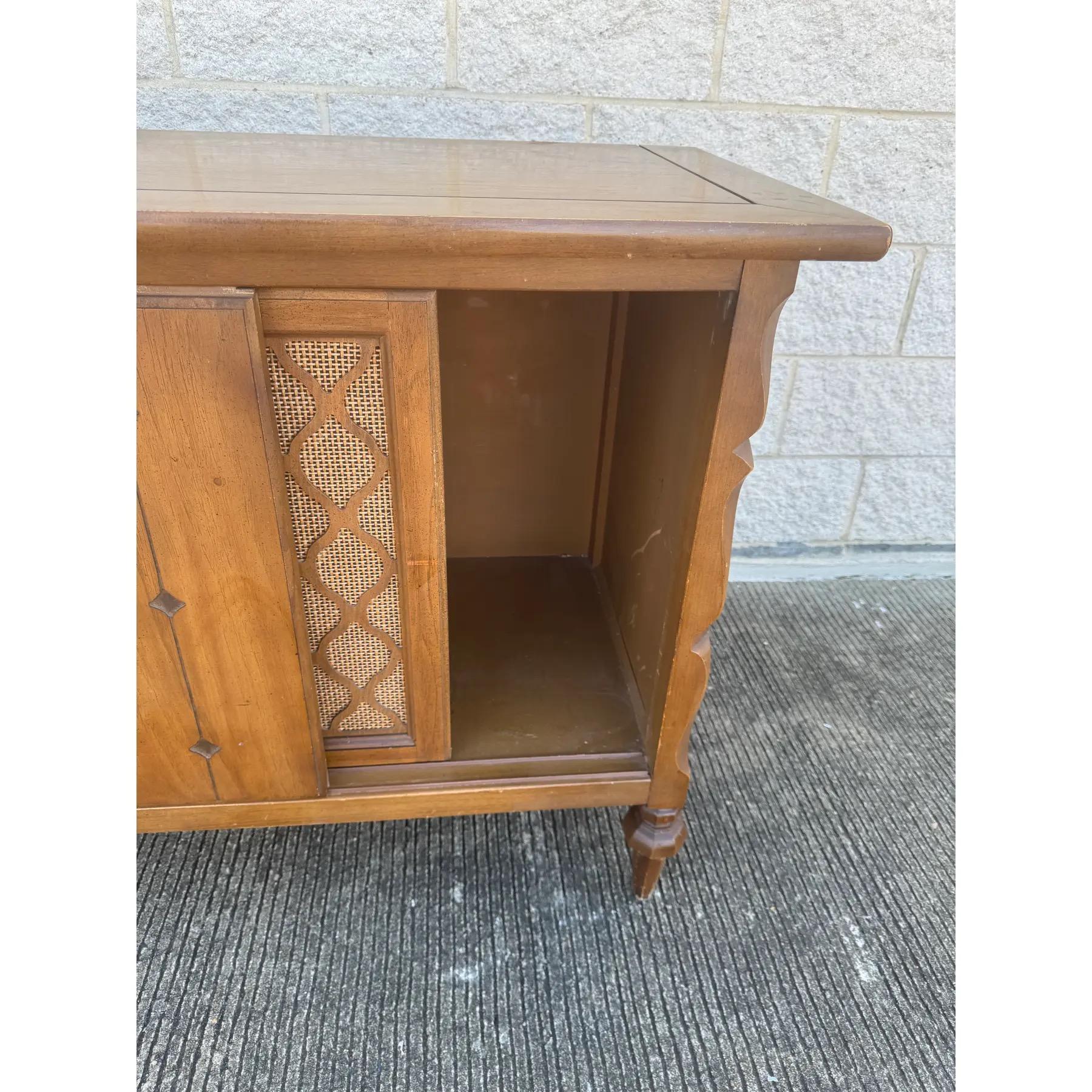 Mid-Century Modern Walnut Credenza With Cane Door Panels In Good Condition For Sale In Elkton, MD