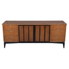 Credenza moderna di metà secolo in noce con maniglie originali in acciaio