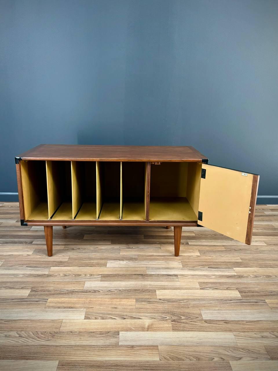 Mid-Century Modern Walnut Credenza with Records / Magazine Case In Excellent Condition For Sale In Los Angeles, CA