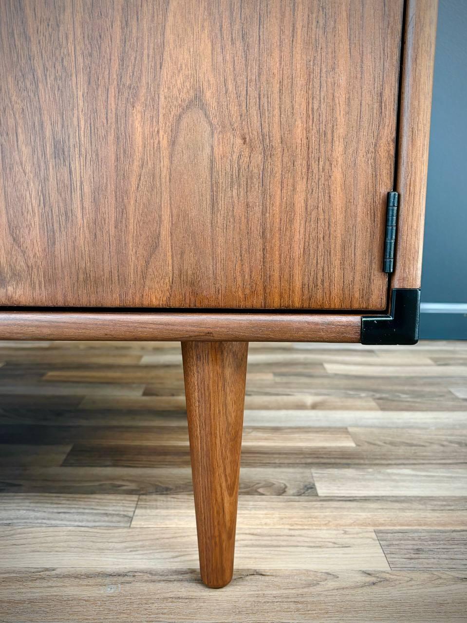 Mid-Century Modern Walnut Credenza with Records / Magazine Case For Sale 3