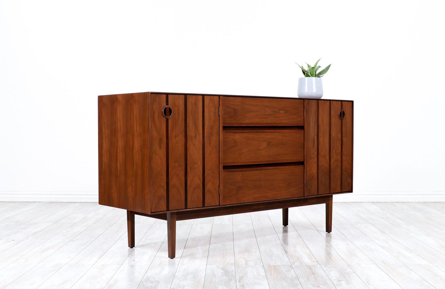 Mid-Century Modern Walnut Credenza with Rosewood Inlaid by Stanley Furniture In Excellent Condition In Los Angeles, CA