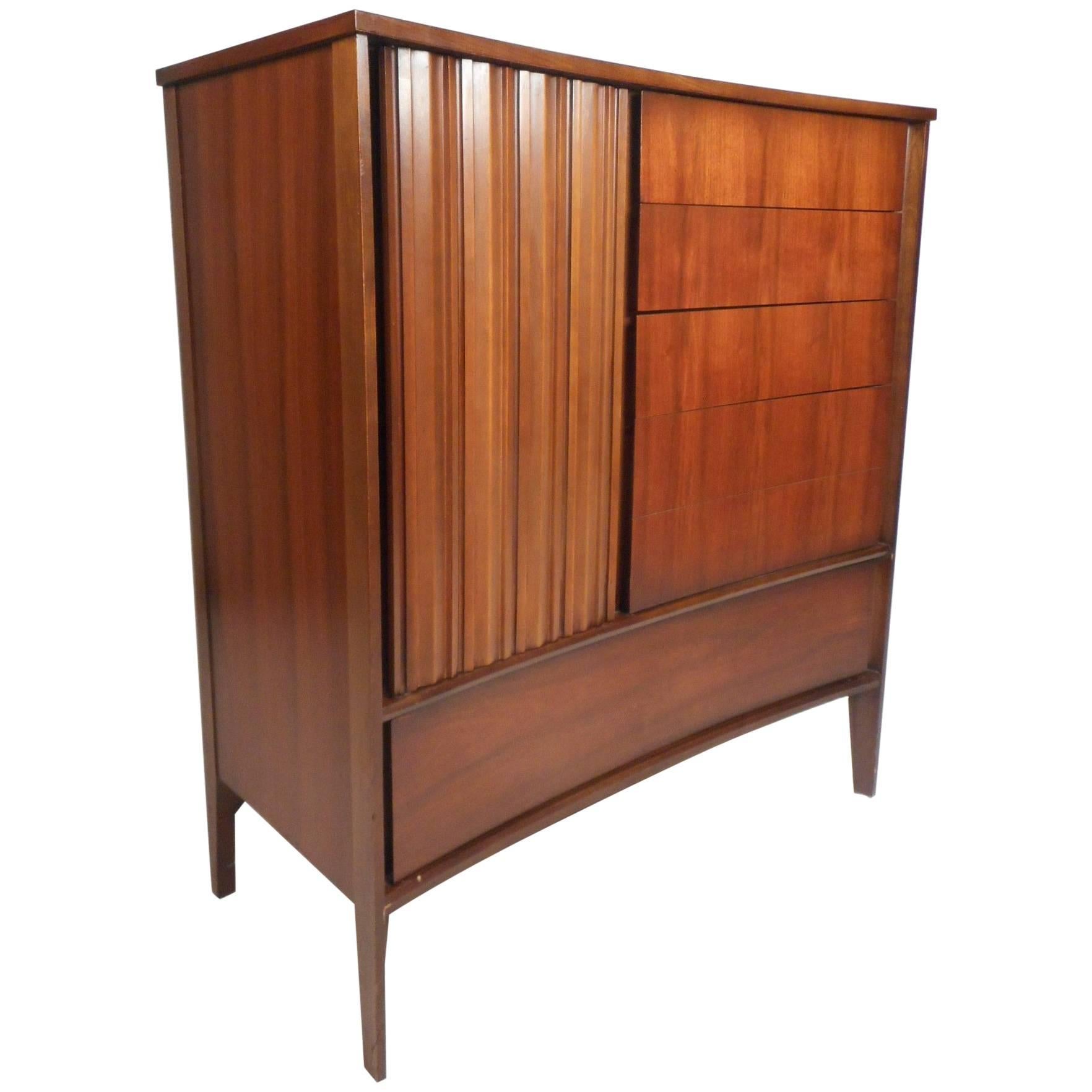 Comò Highboy in legno di noce con fronte curvo della metà del secolo scorso
