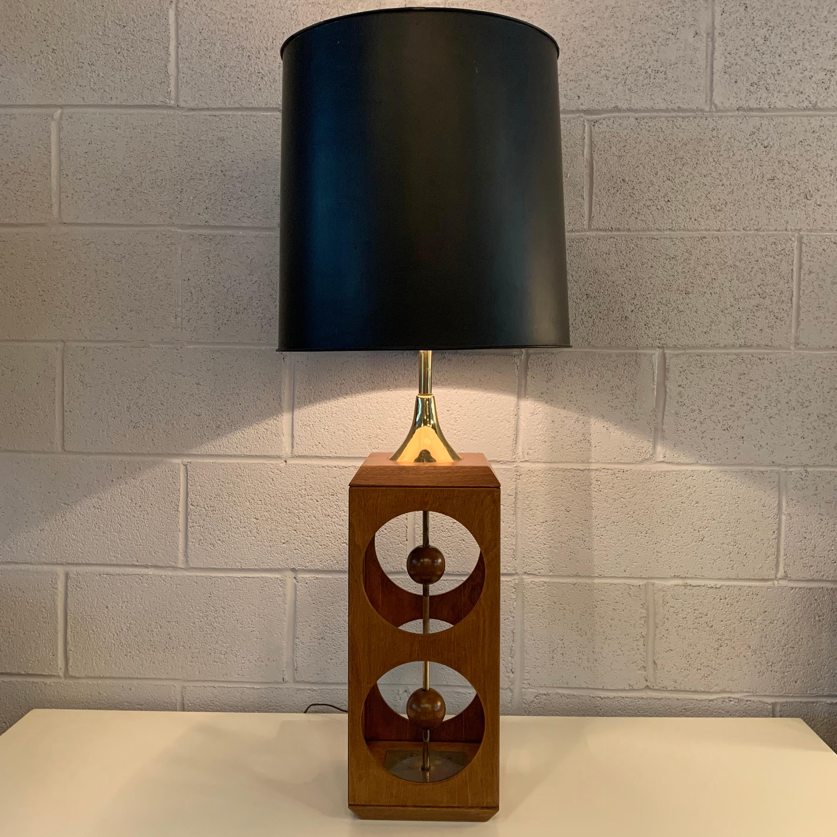Mid-Century Modern Walnut Cut-Out Cube Table Lamp In Good Condition In Brooklyn, NY