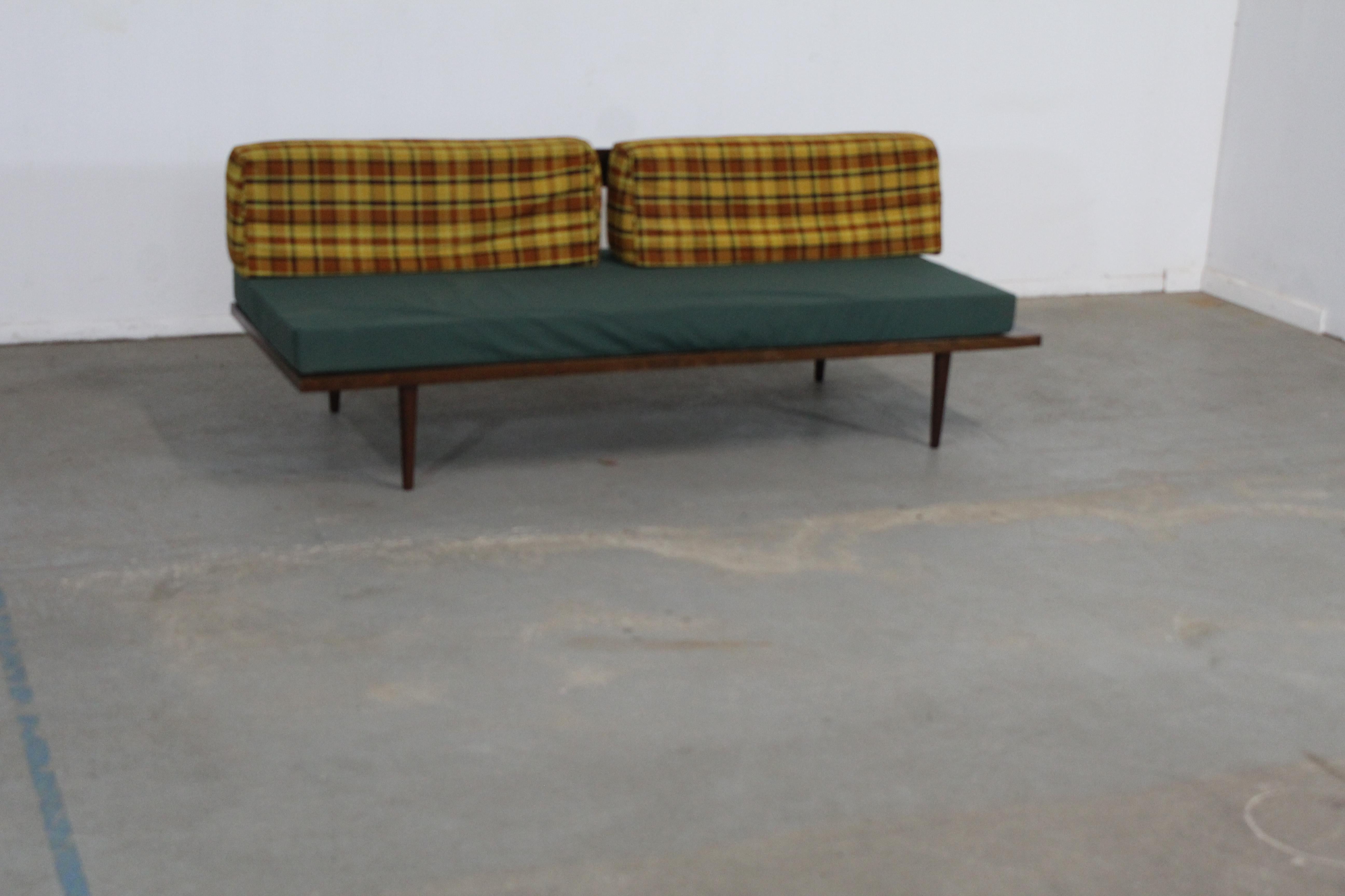 Mid-Century Modern Walnussholz-Tagesbett / Sofa auf Bleistiftbeinen im Angebot 7