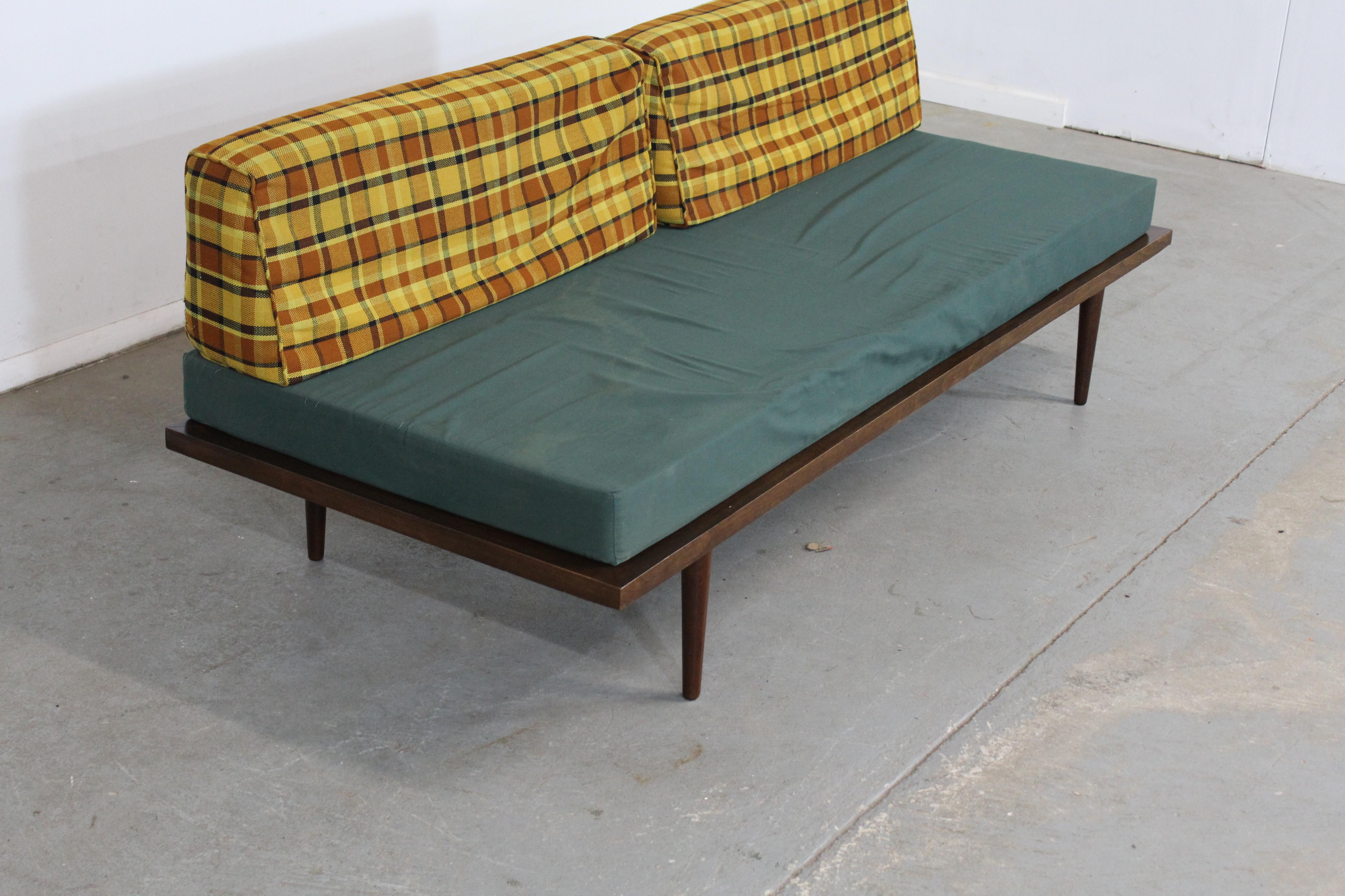 Mid-Century Modern Walnussholz-Tagesbett / Sofa auf Bleistiftbeinen (Moderne der Mitte des Jahrhunderts) im Angebot