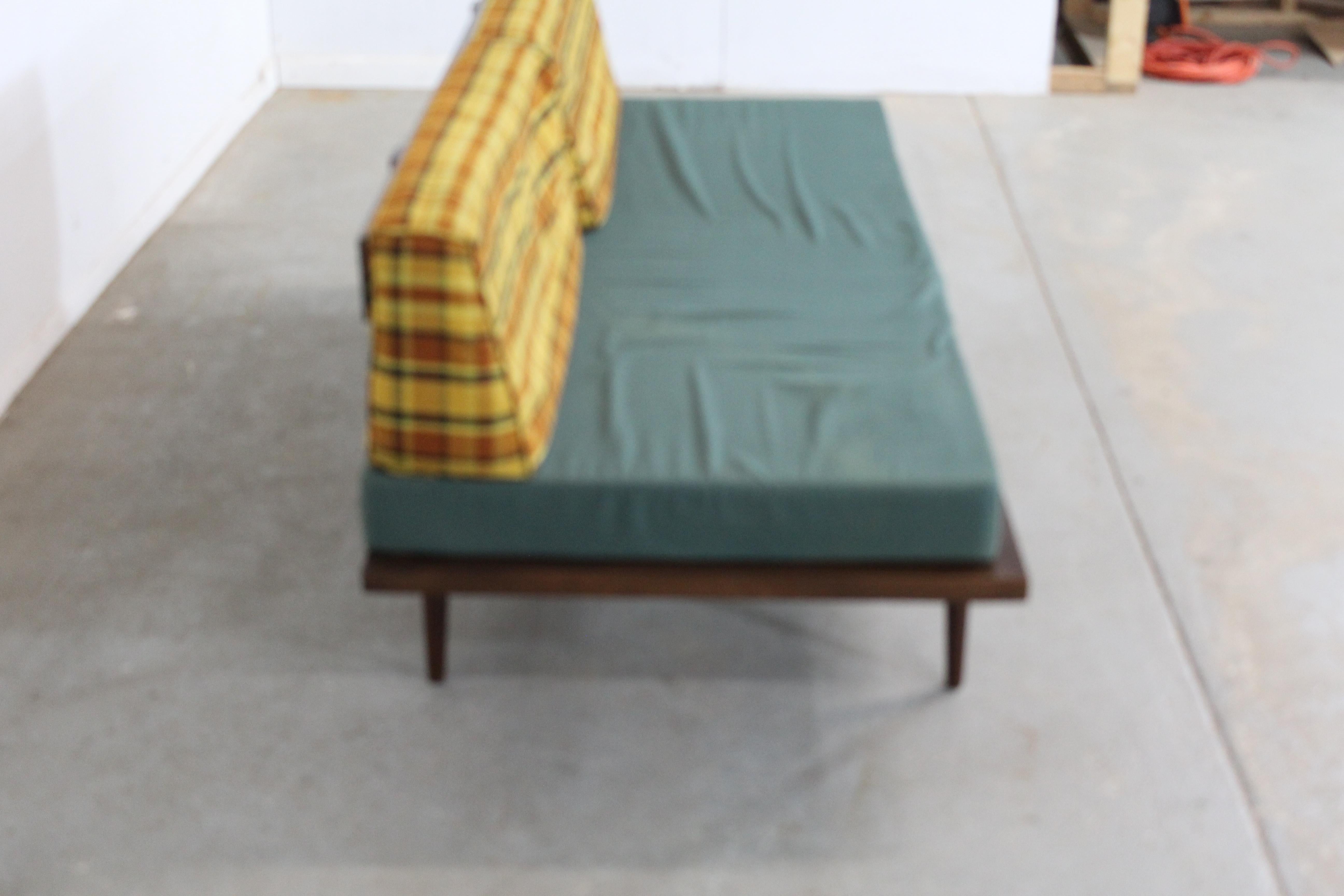 Mid-Century Modern Walnussholz-Tagesbett / Sofa auf Bleistiftbeinen (amerikanisch) im Angebot