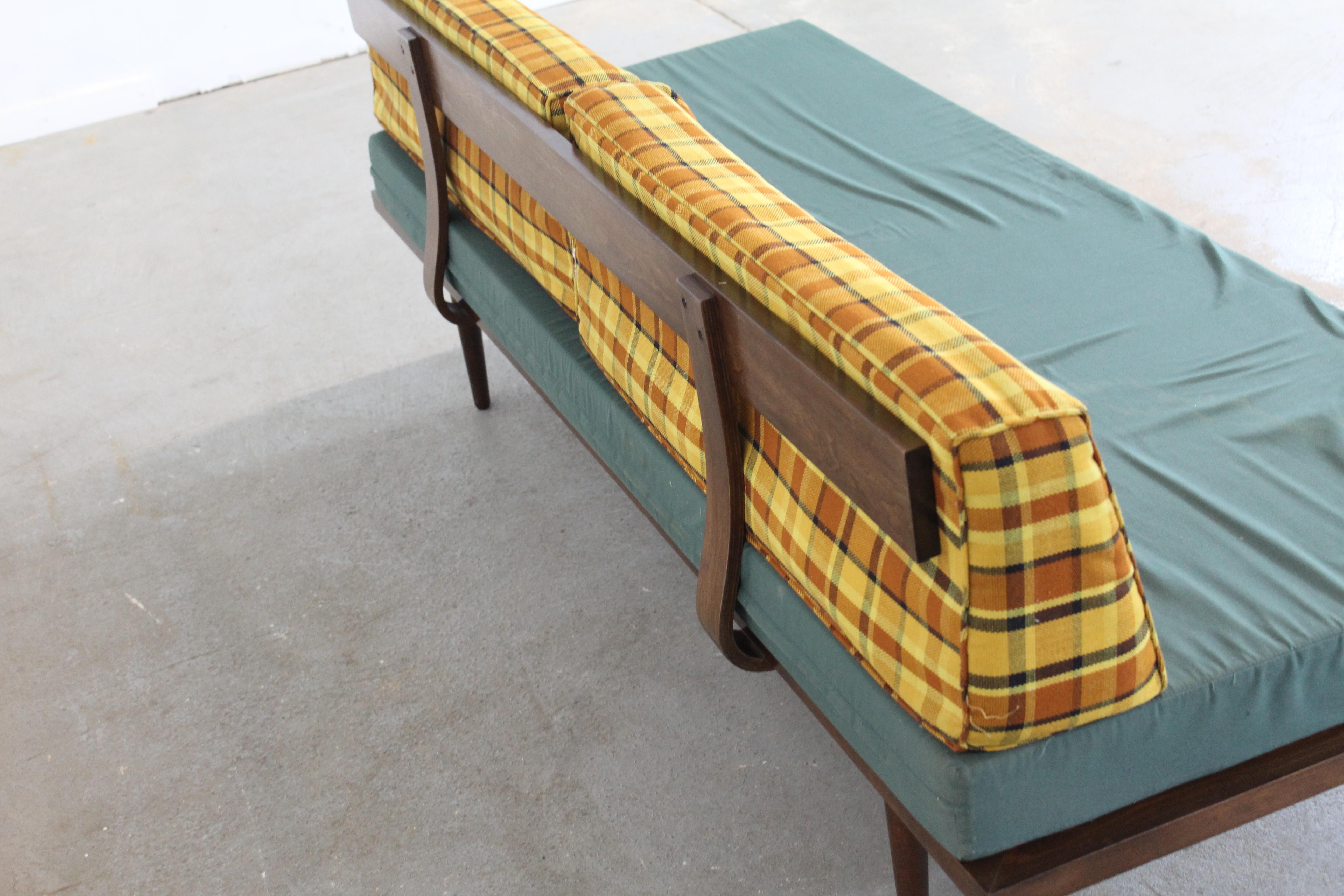 Mid-Century Modern Walnussholz-Tagesbett / Sofa auf Bleistiftbeinen im Zustand „Gut“ im Angebot in Wilmington, DE