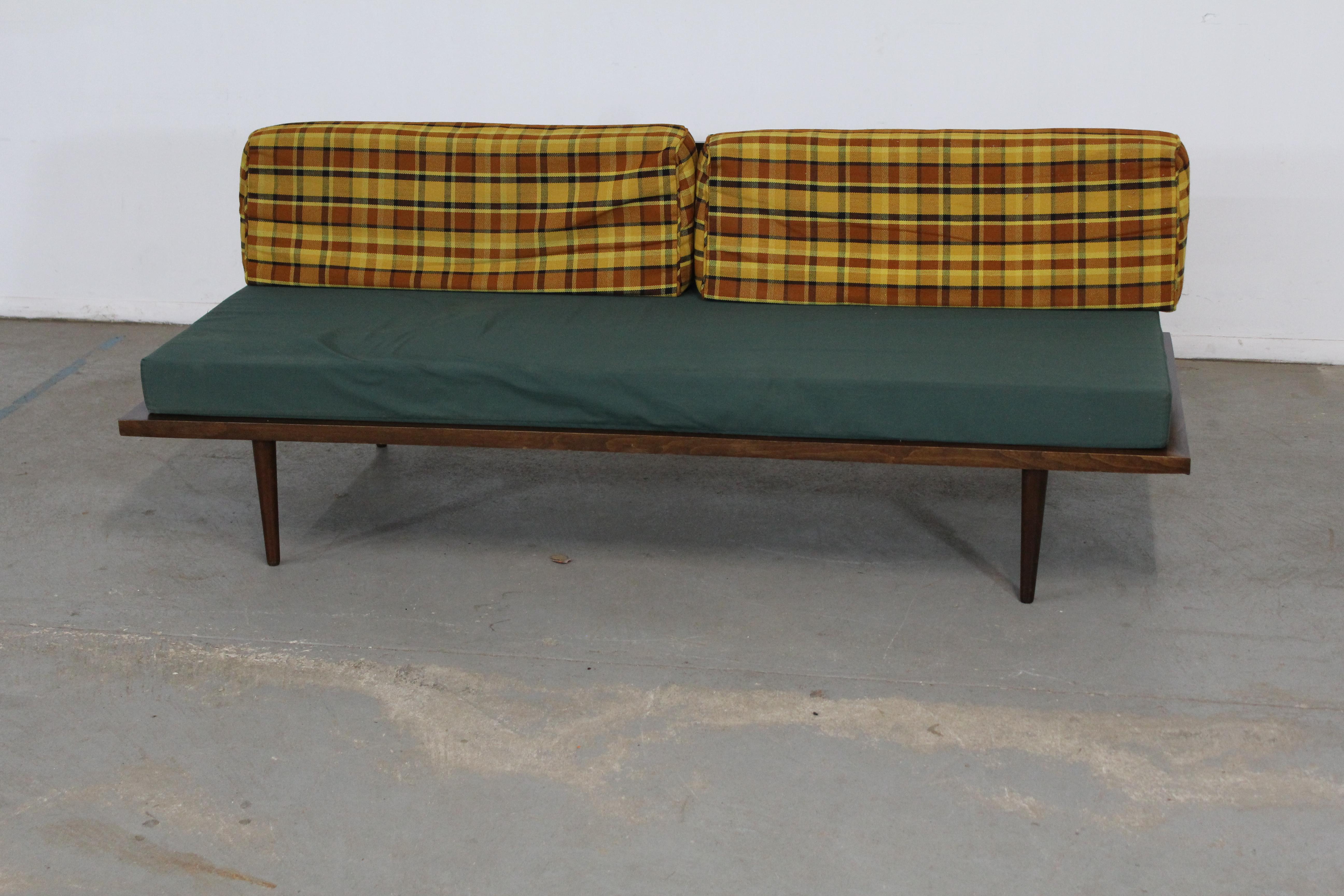 Mid-Century Modern Walnussholz-Tagesbett / Sofa auf Bleistiftbeinen (20. Jahrhundert) im Angebot