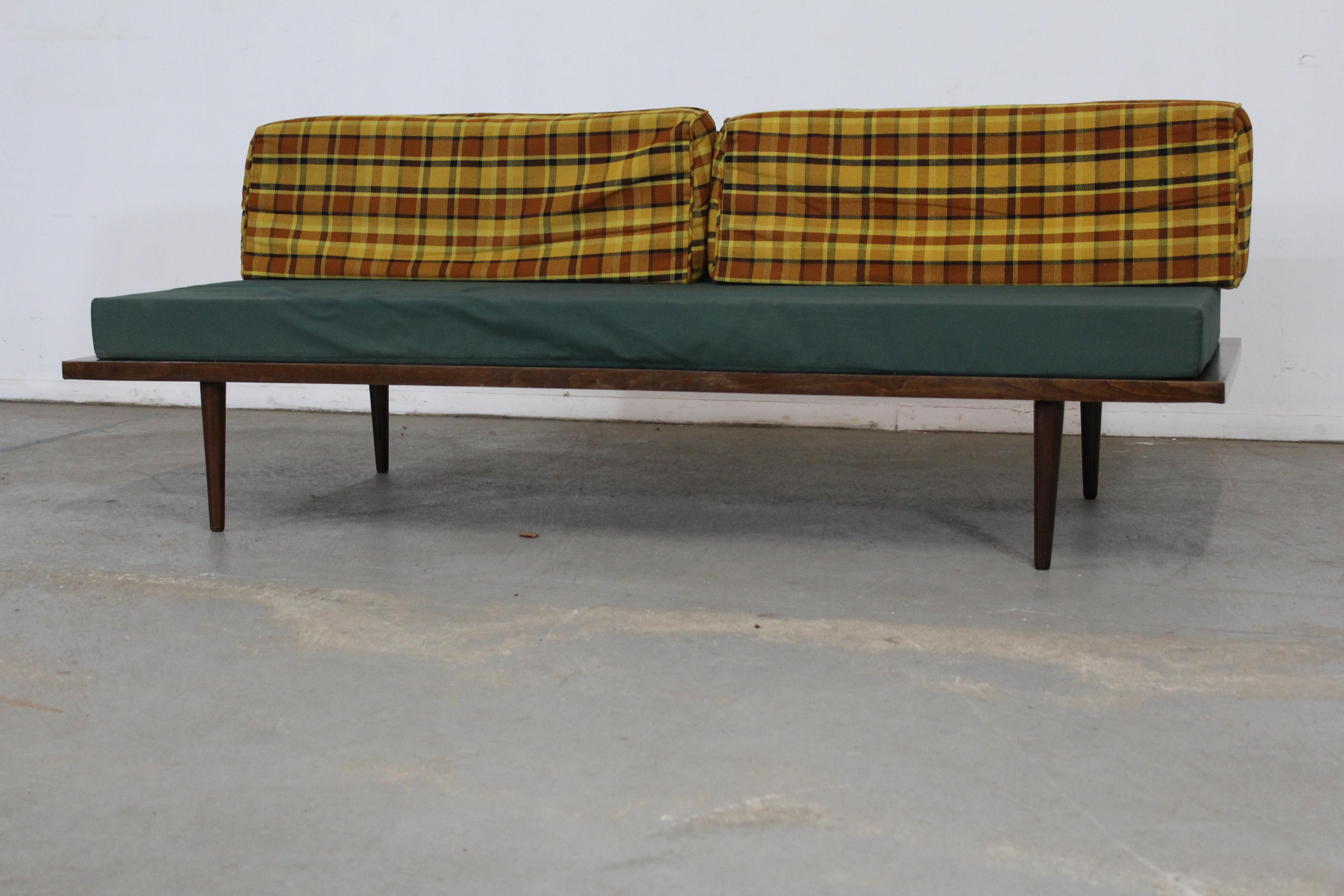 Mid-Century Modern Walnussholz-Tagesbett / Sofa auf Bleistiftbeinen (Stoff) im Angebot