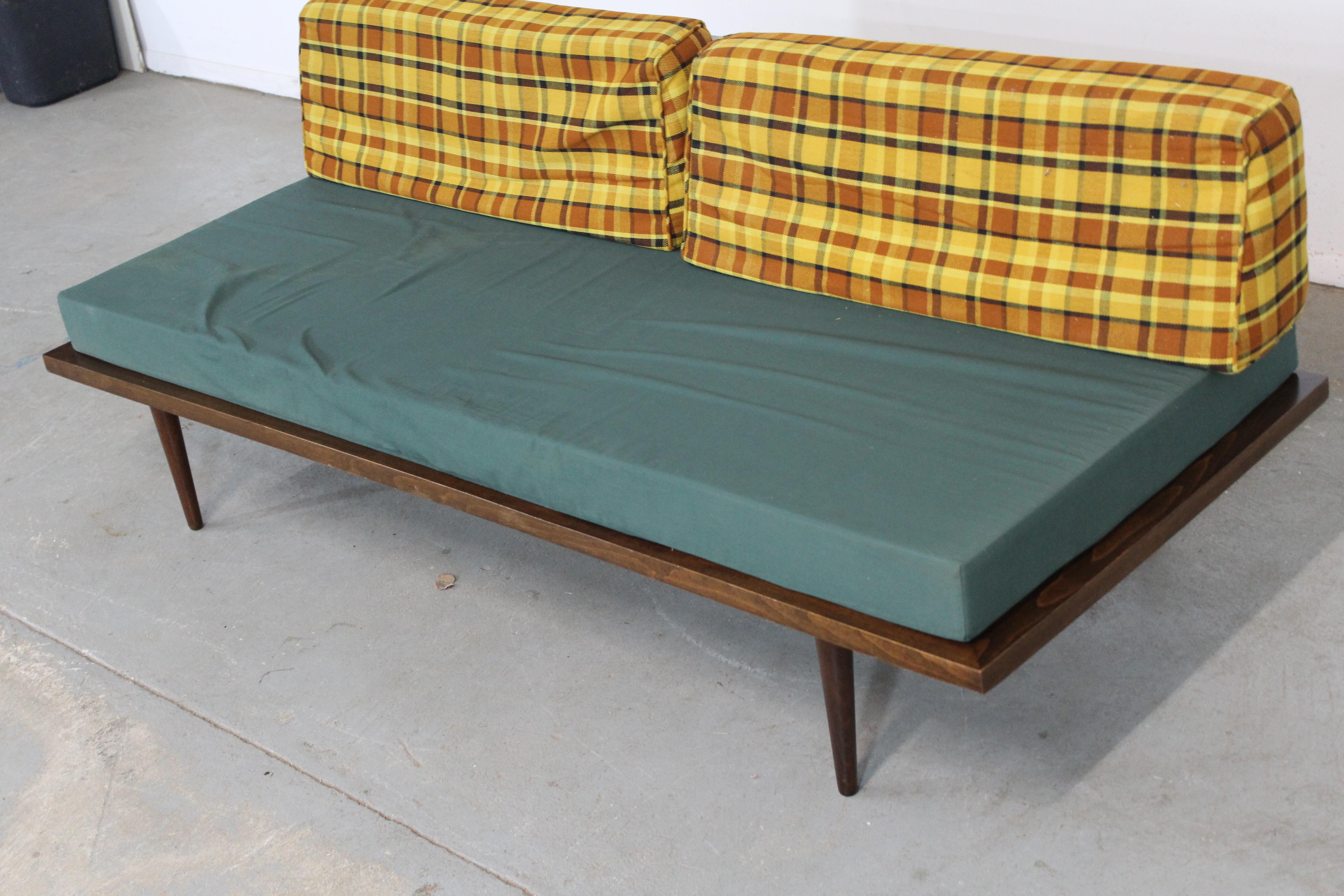 Mid-Century Modern Walnussholz-Tagesbett / Sofa auf Bleistiftbeinen im Angebot 1