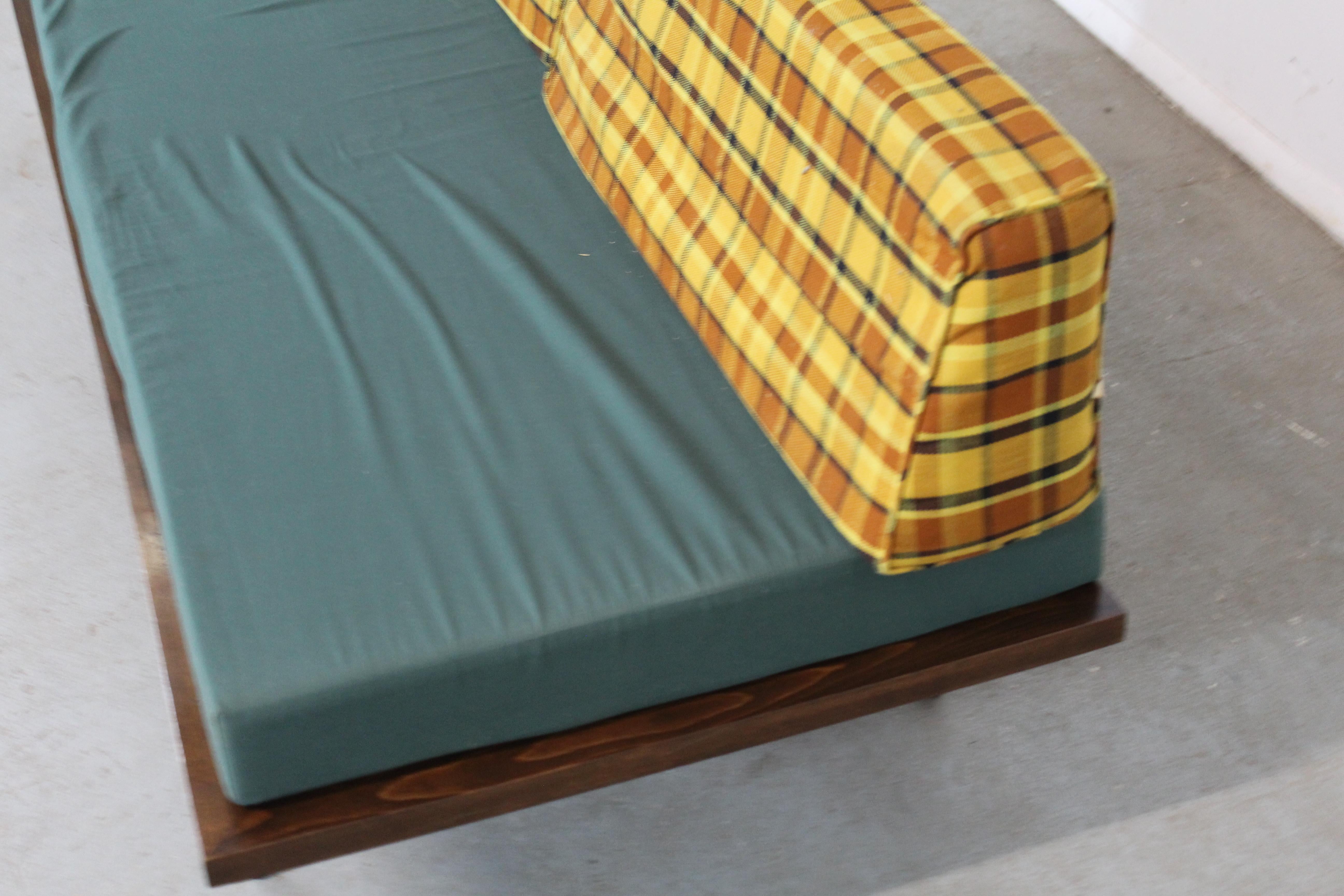 Mid-Century Modern Walnussholz-Tagesbett / Sofa auf Bleistiftbeinen im Angebot 2