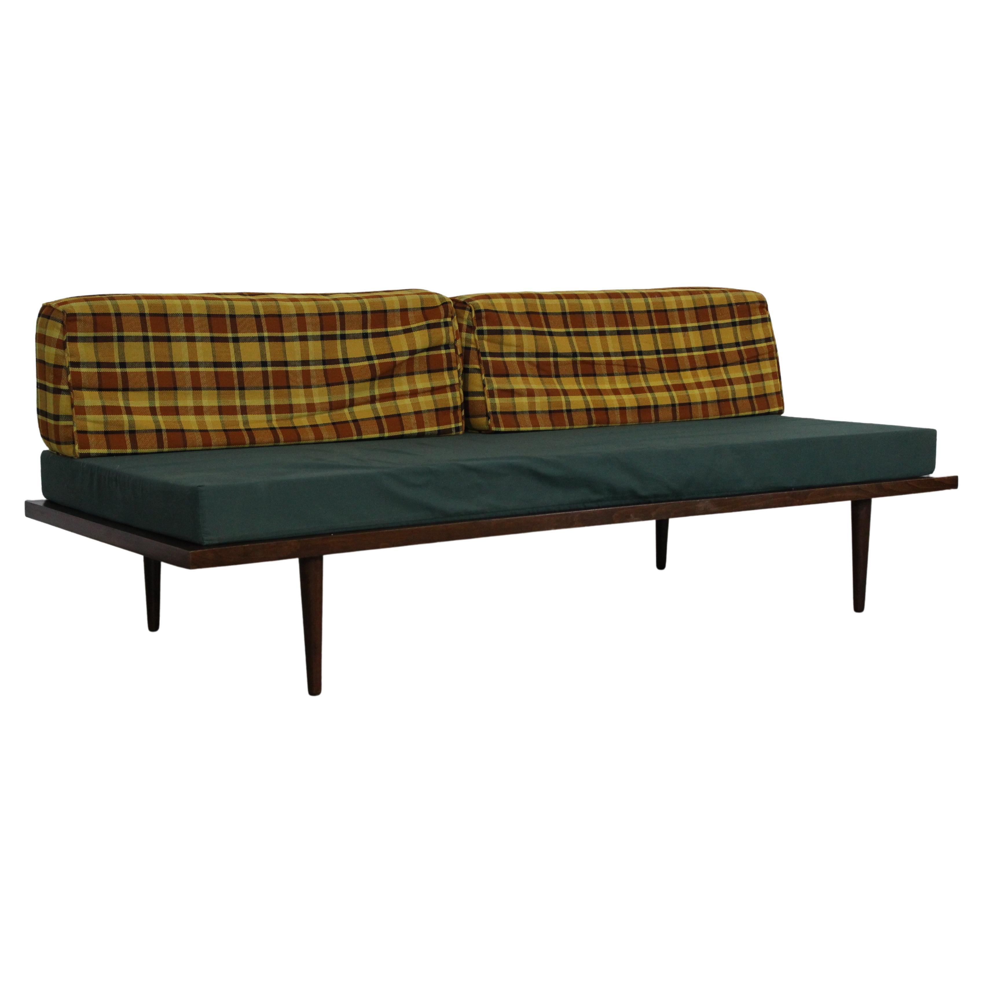 Mid-Century Modern Walnussholz-Tagesbett / Sofa auf Bleistiftbeinen im Angebot