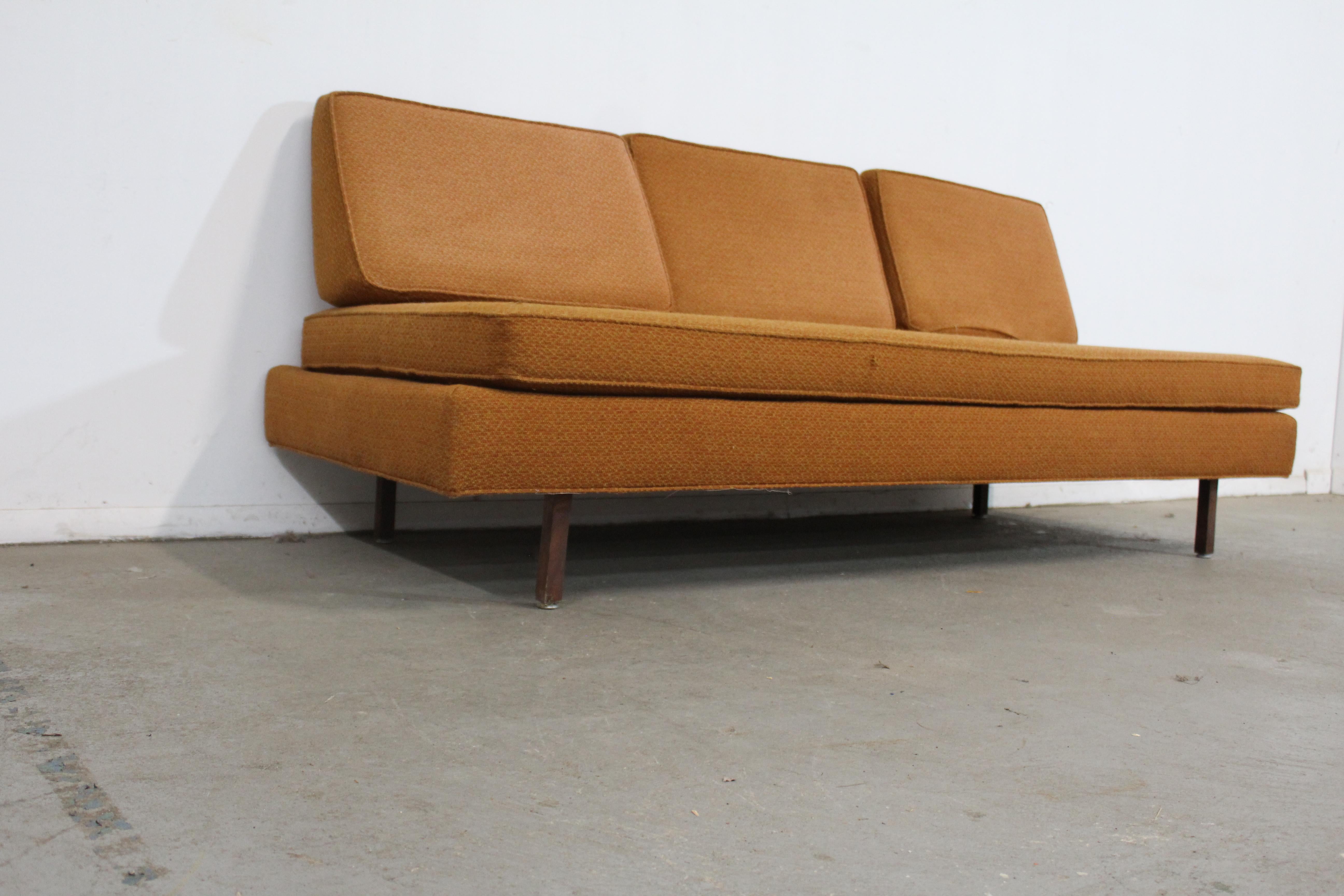 Modernes Mid-Century Modern-Tagesbett / Sofa aus Nussbaumholz auf Bleistiftbeinen im Angebot 5
